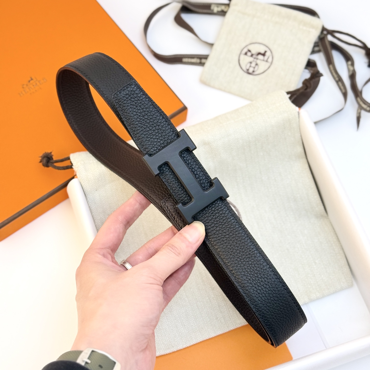 Hermès 代购级 爱马仕（Hermès）男款腰带以其精湛的工艺、高品质的材料和 的设计而备受推崇