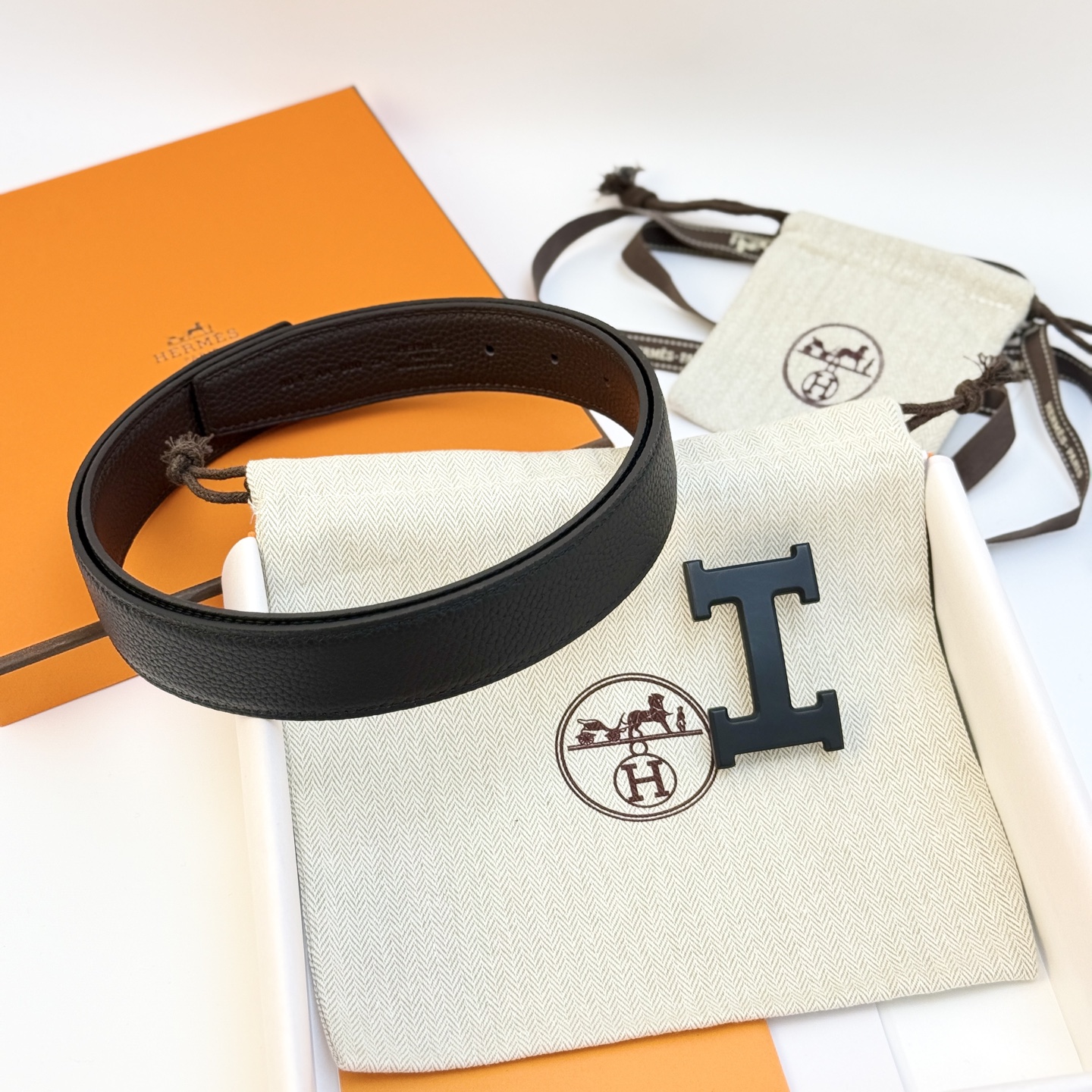 Hermès 代购级 爱马仕（Hermès）男款腰带以其精湛的工艺、高品质的材料和 的设计而备受推崇