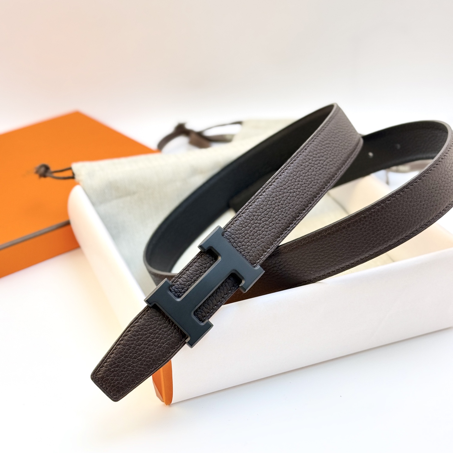Hermès 代购级 爱马仕（Hermès）男款腰带以其精湛的工艺、高品质的材料和 的设计而备受推崇