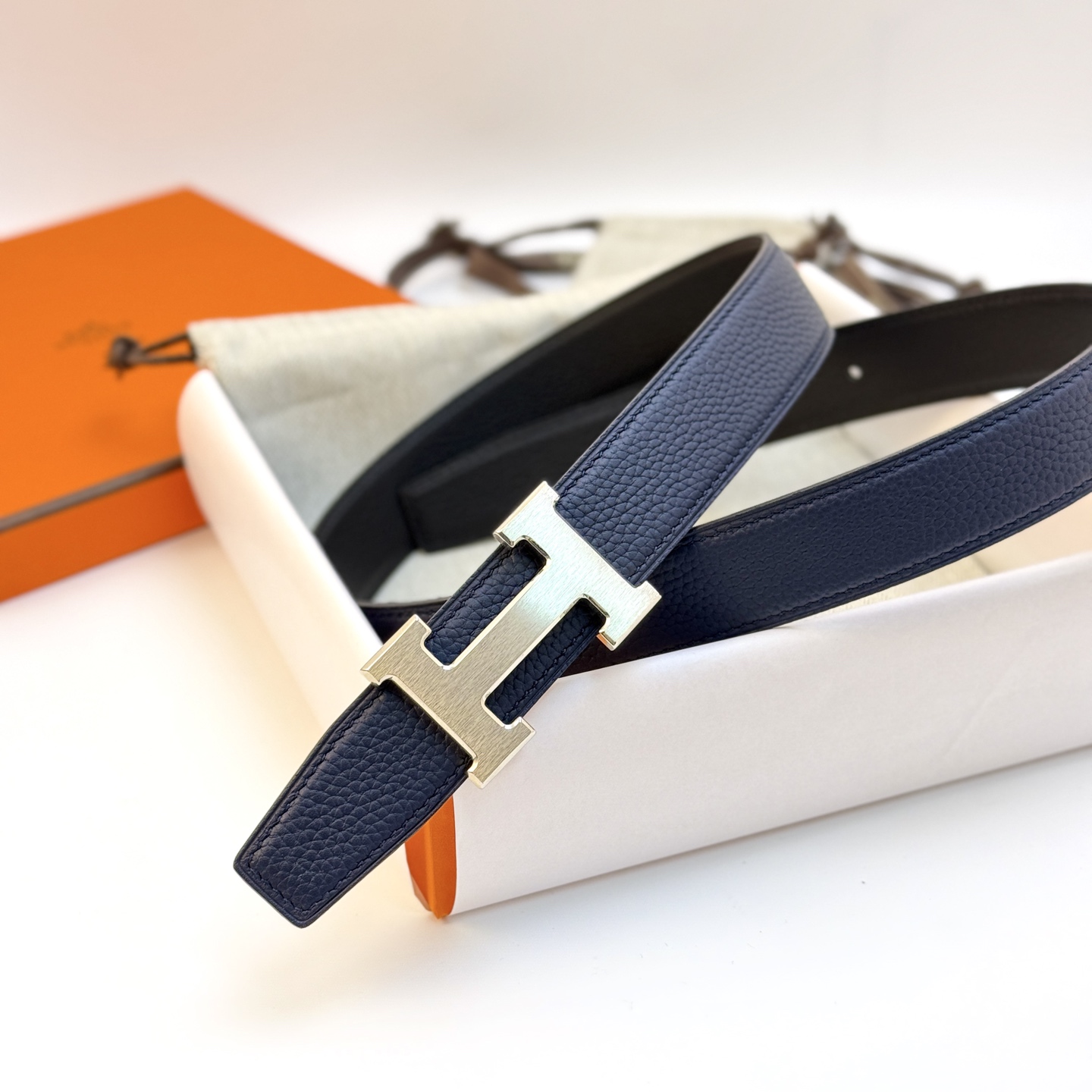 Hermès 代购级 爱马仕（Hermès）男款腰带以其精湛的工艺、高品质的材料和 的设计而备受推崇