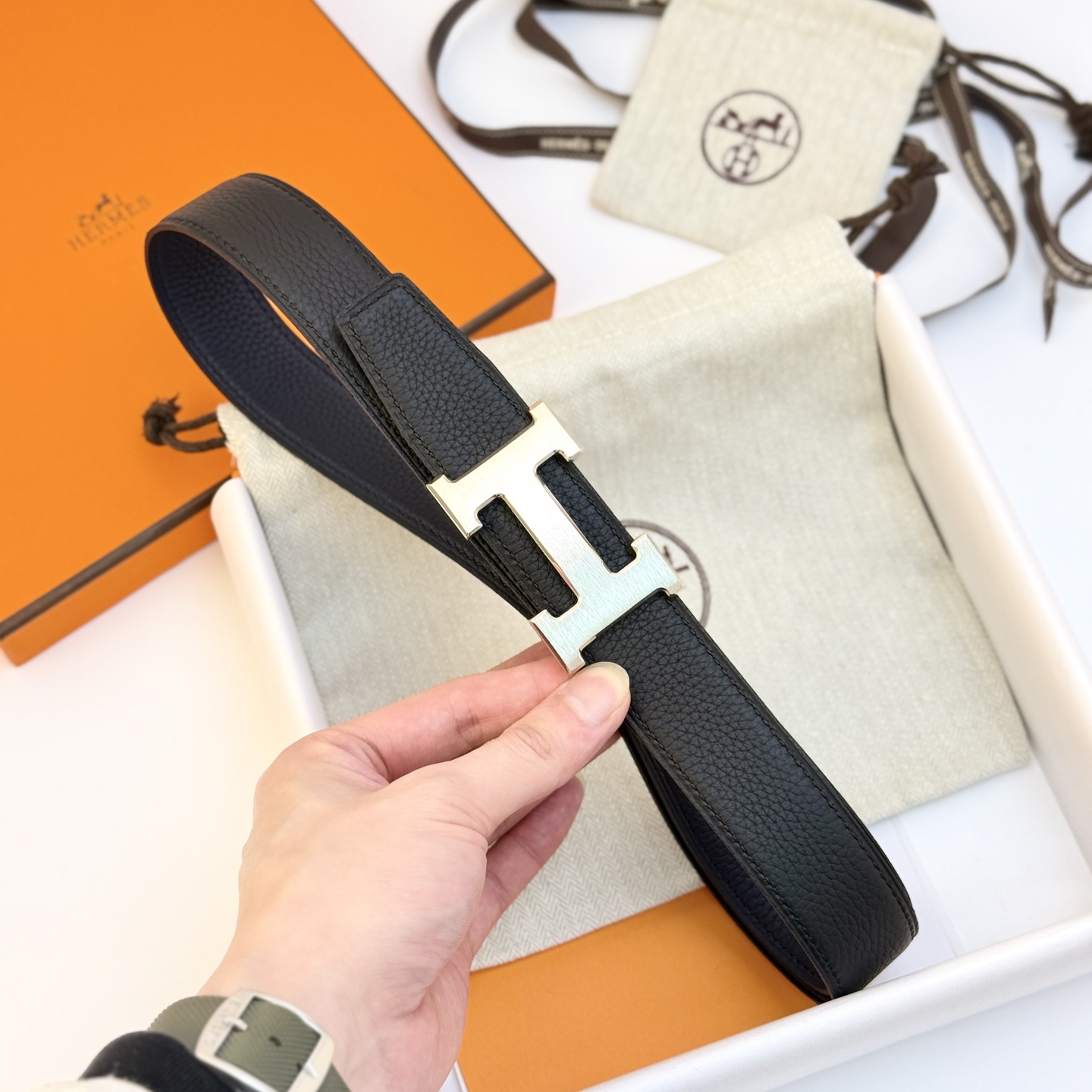 Hermès 代购级 爱马仕（Hermès）男款腰带以其精湛的工艺、高品质的材料和 的设计而备受推崇