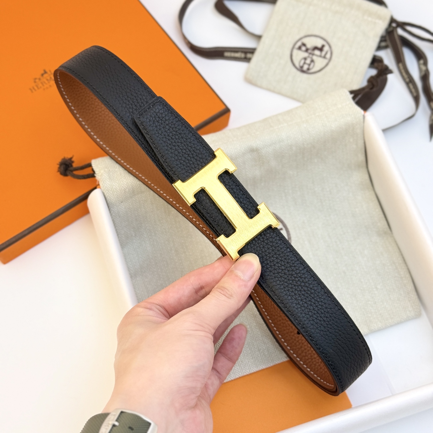 Hermès 代购级 爱马仕（Hermès）男款腰带以其精湛的工艺、高品质的材料和 的设计而备受推崇
