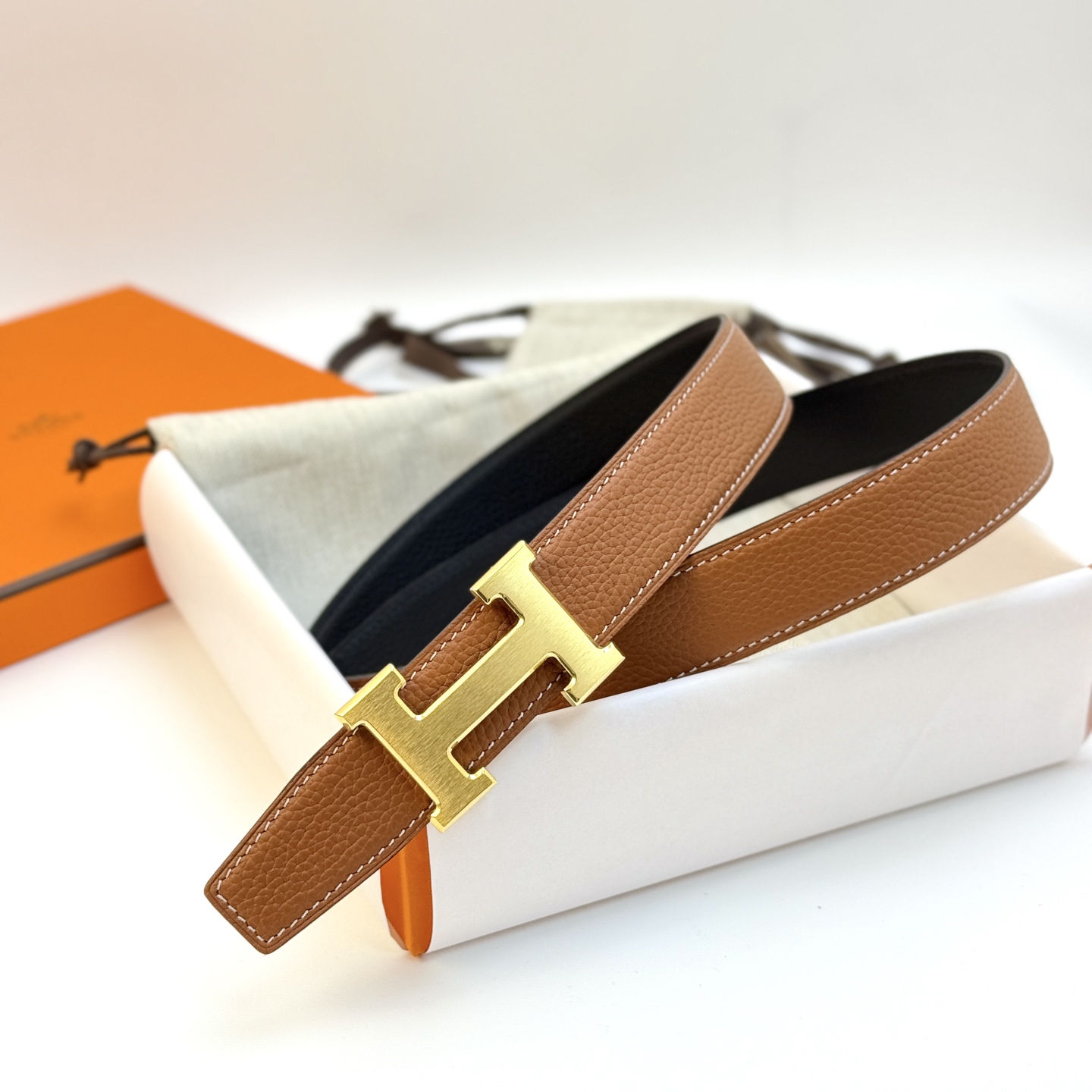 Hermès 代购级 爱马仕（Hermès）男款腰带以其精湛的工艺、高品质的材料和 的设计而备受推崇