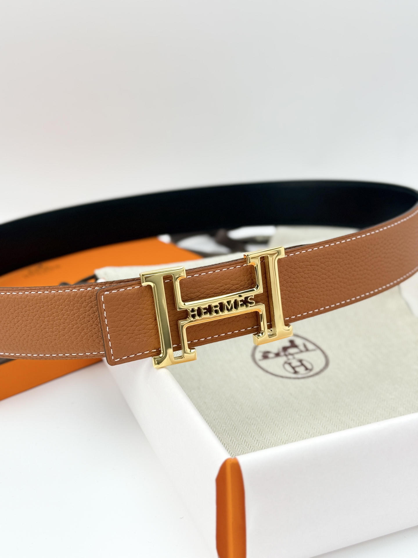 ❤️H家220 Belt-Epsom-38MM ❤️
爱马仕（Hermès）男款腰带以其精湛的工艺、高品质的材料和经典的设计而备受推崇，是男士时尚配饰中的顶级选择。最具标志性的设计是带有“H”标志的扣头，简约大气且极具辨识度，适合商务和休闲场合。不仅是实用的配饰，更是身份与品味的象征。无论是商务场合还是休闲穿搭，都能为整体造型增添高级感和精致感 