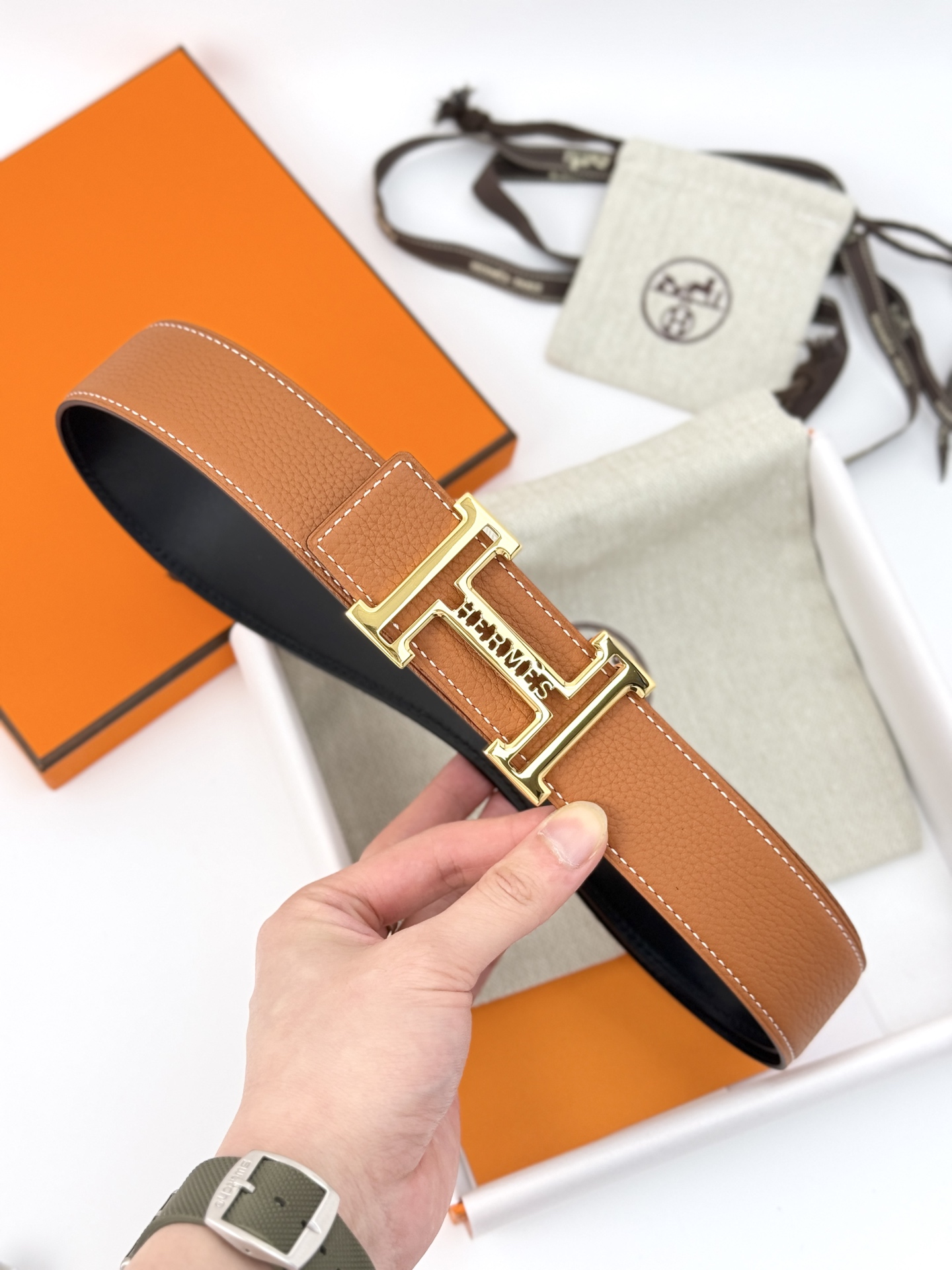 ❤️H家220 Belt-Epsom-38MM ❤️
爱马仕（Hermès）男款腰带以其精湛的工艺、高品质的材料和经典的设计而备受推崇，是男士时尚配饰中的顶级选择。最具标志性的设计是带有“H”标志的扣头，简约大气且极具辨识度，适合商务和休闲场合。不仅是实用的配饰，更是身份与品味的象征。无论是商务场合还是休闲穿搭，都能为整体造型增添高级感和精致感 