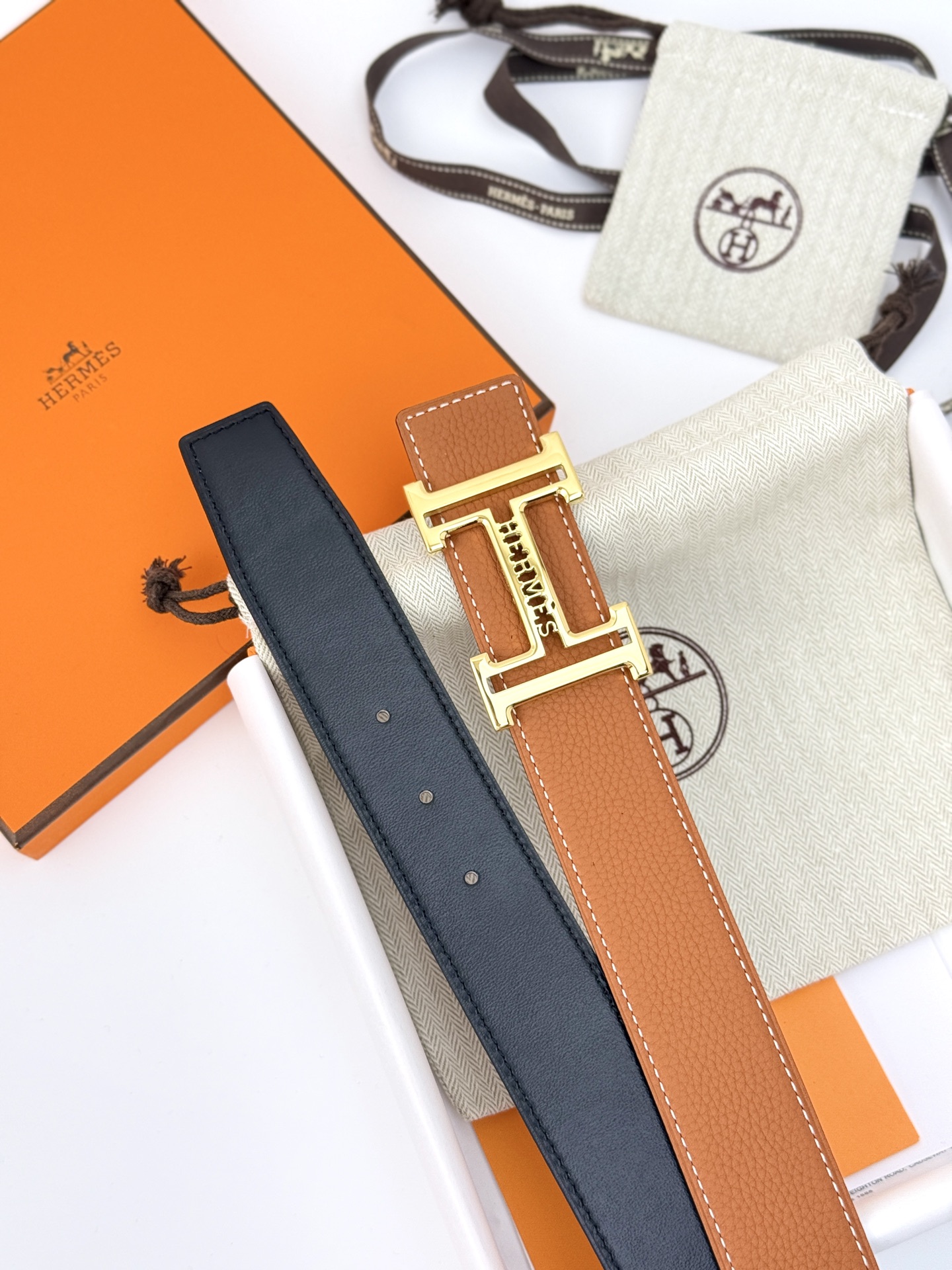 ❤️H家220 Belt-Epsom-38MM ❤️
爱马仕（Hermès）男款腰带以其精湛的工艺、高品质的材料和经典的设计而备受推崇，是男士时尚配饰中的顶级选择。最具标志性的设计是带有“H”标志的扣头，简约大气且极具辨识度，适合商务和休闲场合。不仅是实用的配饰，更是身份与品味的象征。无论是商务场合还是休闲穿搭，都能为整体造型增添高级感和精致感 