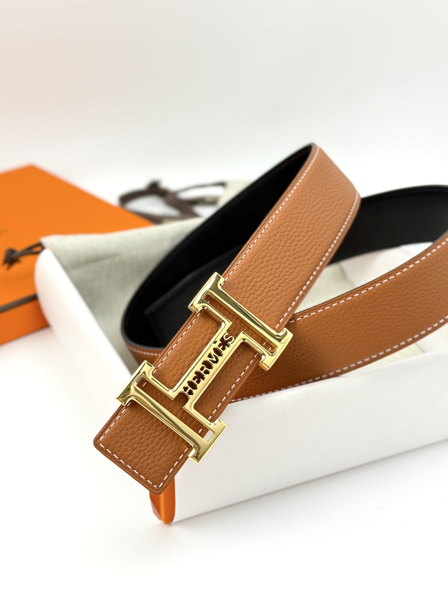 ❤️H家220 Belt-Epsom-38MM ❤️
爱马仕（Hermès）男款腰带以其精湛的工艺、高品质的材料和经典的设计而备受推崇，是男士时尚配饰中的顶级选择。最具标志性的设计是带有“H”标志的扣头，简约大气且极具辨识度，适合商务和休闲场合。不仅是实用的配饰，更是身份与品味的象征。无论是商务场合还是休闲穿搭，都能为整体造型增添高级感和精致感 