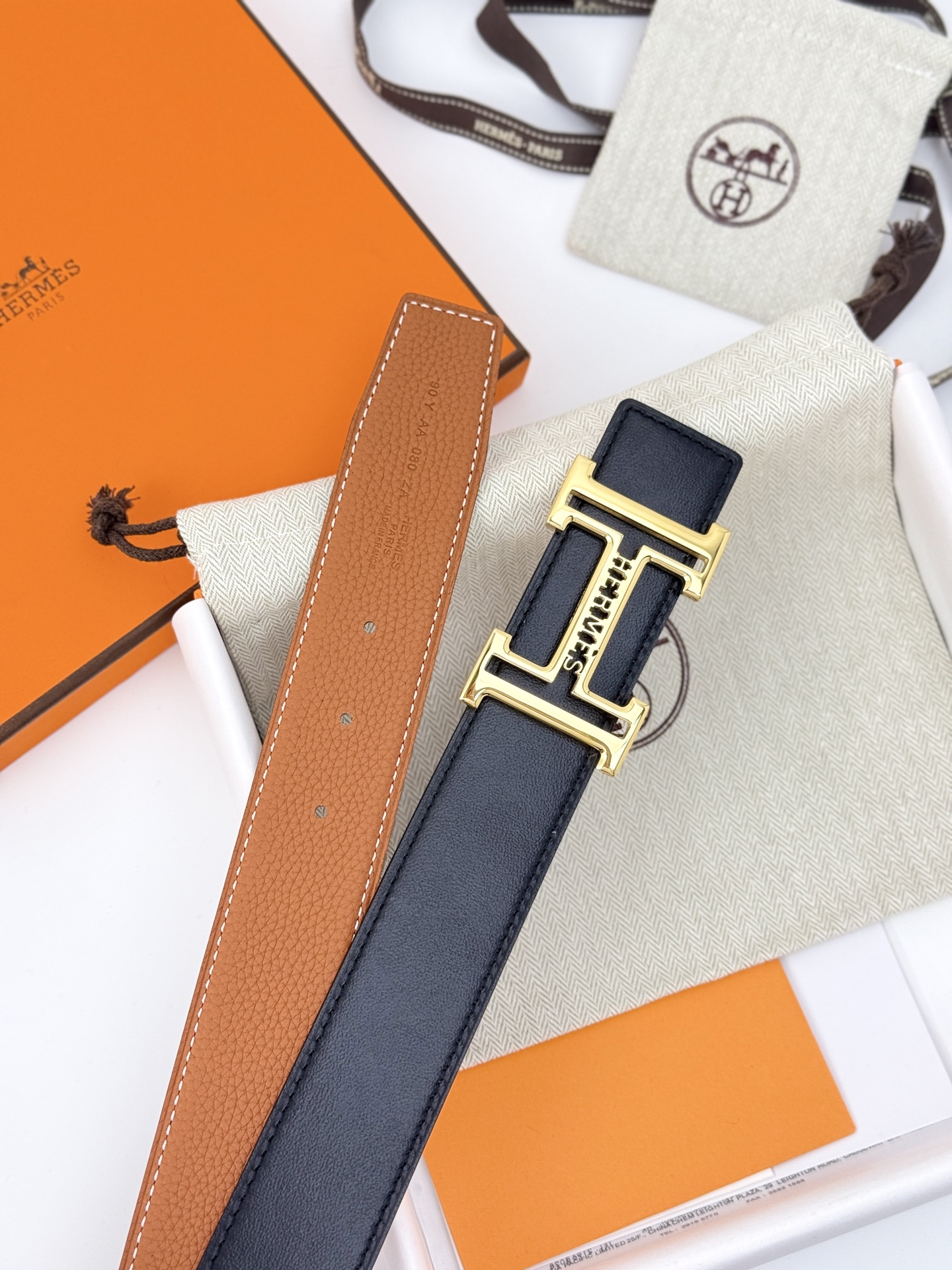 ❤️H家220 Belt-Epsom-38MM ❤️
爱马仕（Hermès）男款腰带以其精湛的工艺、高品质的材料和经典的设计而备受推崇，是男士时尚配饰中的顶级选择。最具标志性的设计是带有“H”标志的扣头，简约大气且极具辨识度，适合商务和休闲场合。不仅是实用的配饰，更是身份与品味的象征。无论是商务场合还是休闲穿搭，都能为整体造型增添高级感和精致感 
