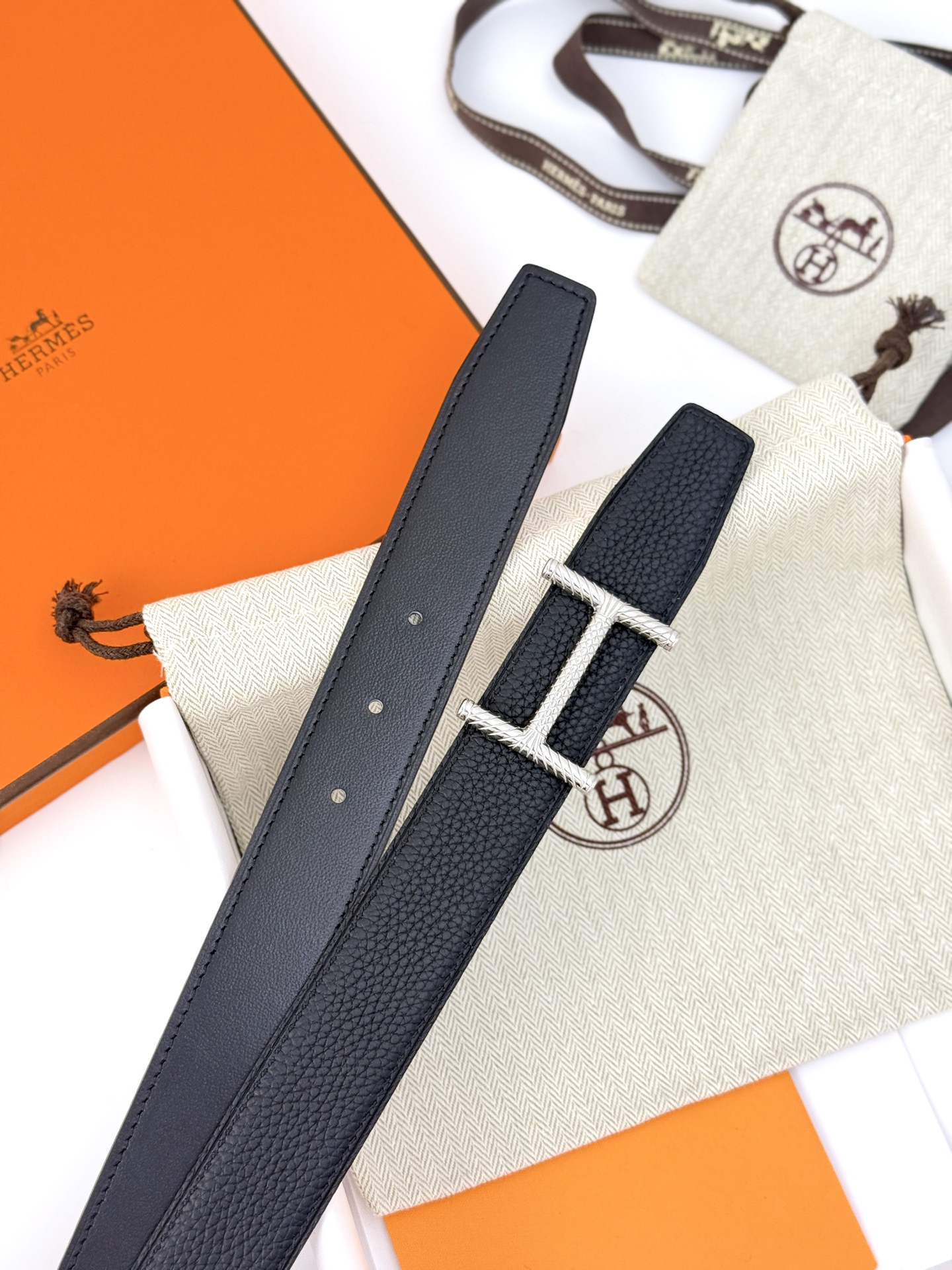 H家200❤️Hisseo Belt-Togo-32MM ❤️
爱马仕（Hermès）男款腰带以其精湛的工艺、高品质的材料和经典的设计而备受推崇，是男士时尚配饰中的顶级选择。最具标志性的设计是带有“H”标志的扣头，简约大气且极具辨识度，适合商务和休闲场合。不仅是实用的配饰，更是身份与品味的象征。无论是商务场合还是休闲穿搭，都能为整体造型增添高级感和精致感 