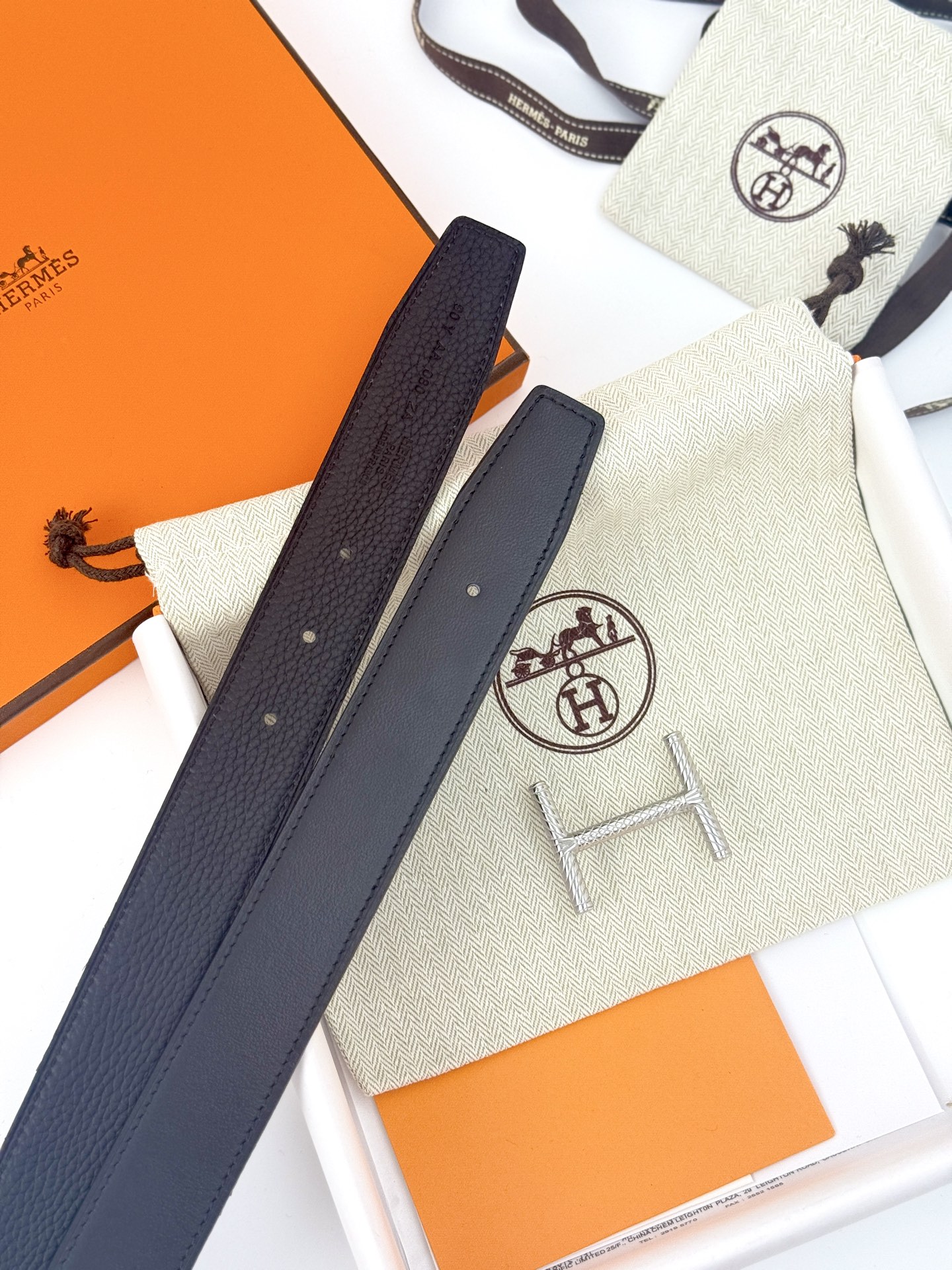 H家200❤️Hisseo Belt-Togo-32MM ❤️
爱马仕（Hermès）男款腰带以其精湛的工艺、高品质的材料和经典的设计而备受推崇，是男士时尚配饰中的顶级选择。最具标志性的设计是带有“H”标志的扣头，简约大气且极具辨识度，适合商务和休闲场合。不仅是实用的配饰，更是身份与品味的象征。无论是商务场合还是休闲穿搭，都能为整体造型增添高级感和精致感 
