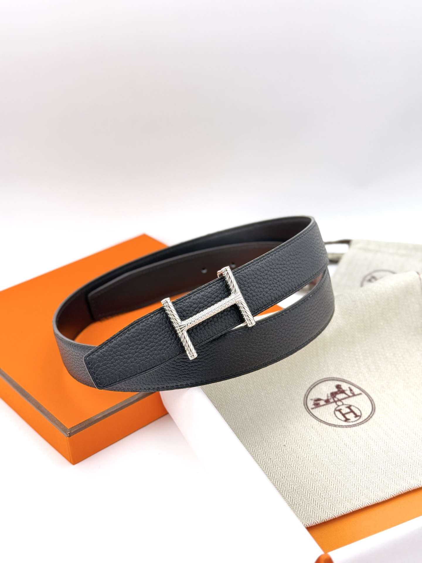 H家200❤️Hisseo Belt-Togo-32MM ❤️
爱马仕（Hermès）男款腰带以其精湛的工艺、高品质的材料和经典的设计而备受推崇，是男士时尚配饰中的顶级选择。最具标志性的设计是带有“H”标志的扣头，简约大气且极具辨识度，适合商务和休闲场合。不仅是实用的配饰，更是身份与品味的象征。无论是商务场合还是休闲穿搭，都能为整体造型增添高级感和精致感 