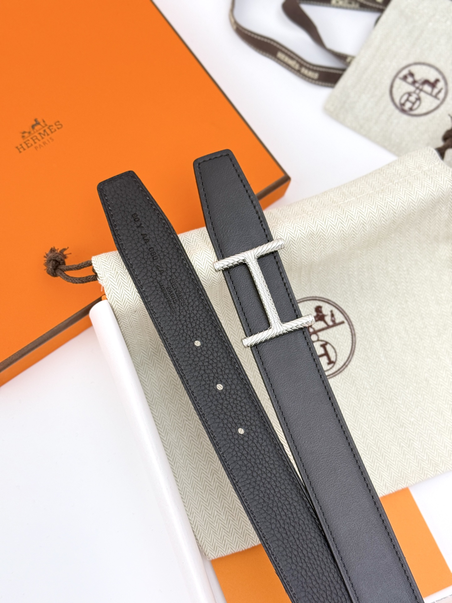 H家200❤️Hisseo Belt-Togo-32MM ❤️
爱马仕（Hermès）男款腰带以其精湛的工艺、高品质的材料和经典的设计而备受推崇，是男士时尚配饰中的顶级选择。最具标志性的设计是带有“H”标志的扣头，简约大气且极具辨识度，适合商务和休闲场合。不仅是实用的配饰，更是身份与品味的象征。无论是商务场合还是休闲穿搭，都能为整体造型增添高级感和精致感 
