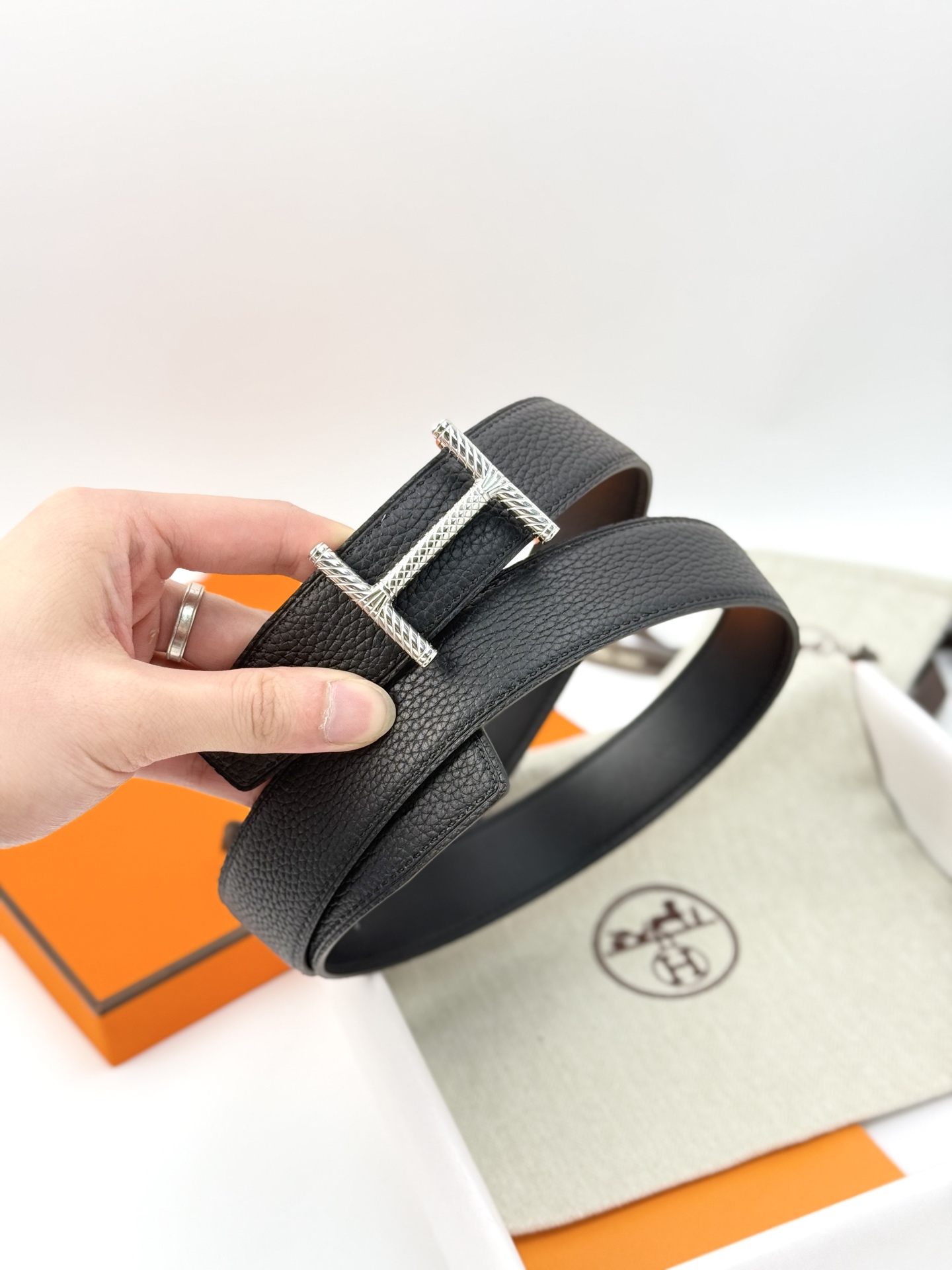 H家200❤️Hisseo Belt-Togo-32MM ❤️
爱马仕（Hermès）男款腰带以其精湛的工艺、高品质的材料和经典的设计而备受推崇，是男士时尚配饰中的顶级选择。最具标志性的设计是带有“H”标志的扣头，简约大气且极具辨识度，适合商务和休闲场合。不仅是实用的配饰，更是身份与品味的象征。无论是商务场合还是休闲穿搭，都能为整体造型增添高级感和精致感 