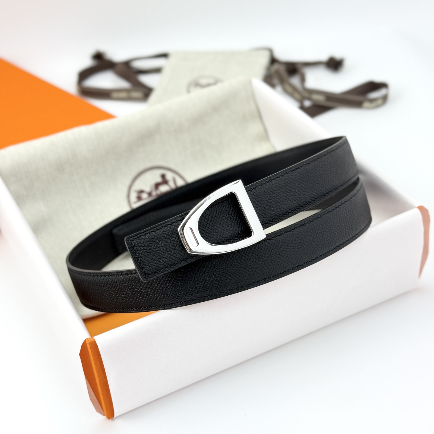 H家200🧡Cavaliere Belt-Epsom-24MM🧡爱马仕（Hermès）女款腰带以其高品质的材料、精湛的工艺和经典的设计而闻名。不仅是实用的配饰，更是彰显品味和身份的象征。无论是日常穿搭还是正式场合，都能为整体造型增添亮点。