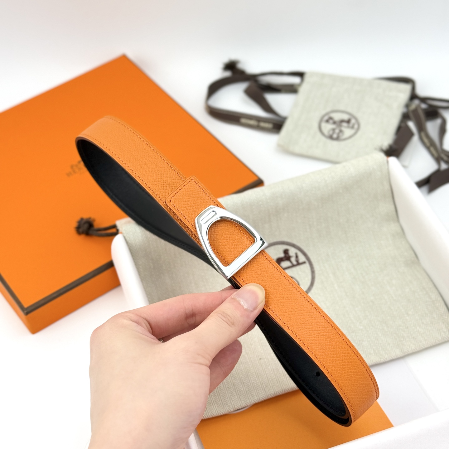 H家200🧡Cavaliere Belt-Epsom-24MM🧡爱马仕（Hermès）女款腰带以其高品质的材料、精湛的工艺和经典的设计而闻名。不仅是实用的配饰，更是彰显品味和身份的象征。无论是日常穿搭还是正式场合，都能为整体造型增添亮点。