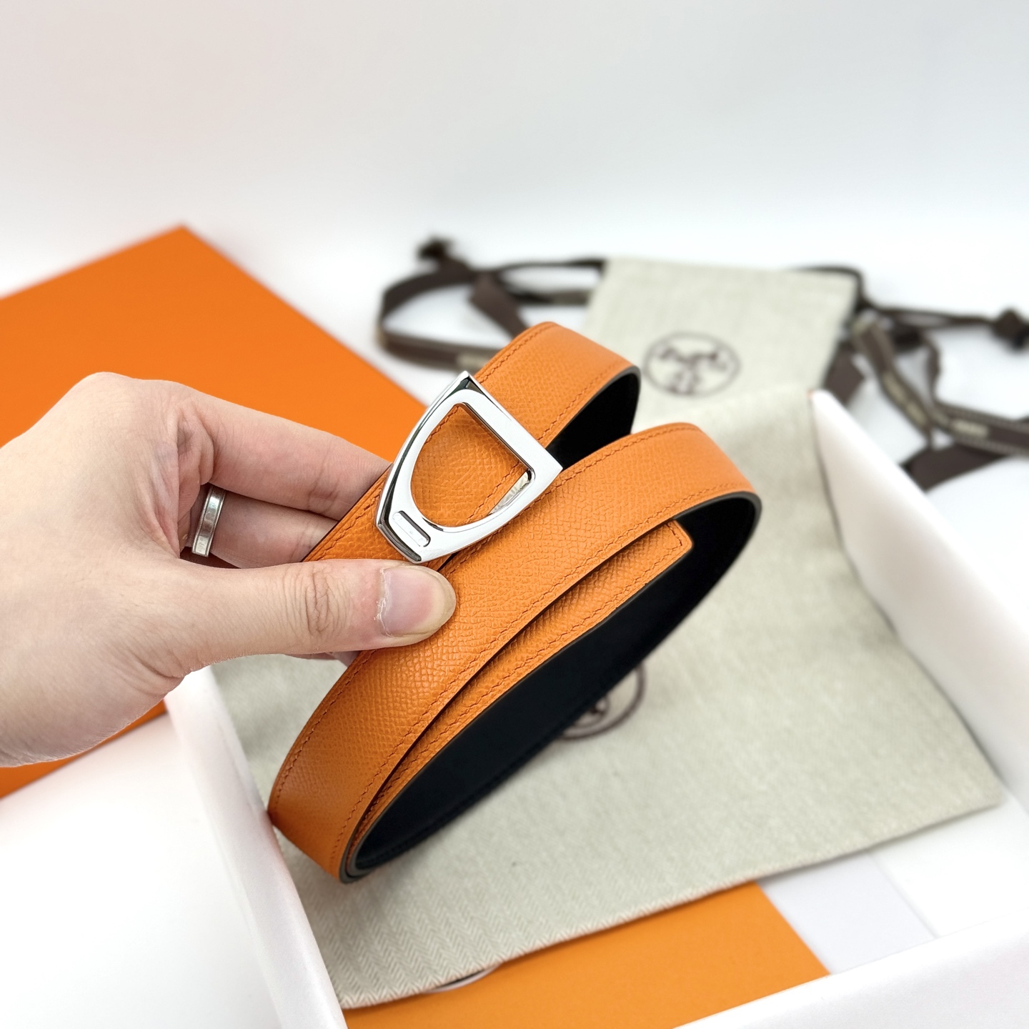 H家200🧡Cavaliere Belt-Epsom-24MM🧡爱马仕（Hermès）女款腰带以其高品质的材料、精湛的工艺和经典的设计而闻名。不仅是实用的配饰，更是彰显品味和身份的象征。无论是日常穿搭还是正式场合，都能为整体造型增添亮点。