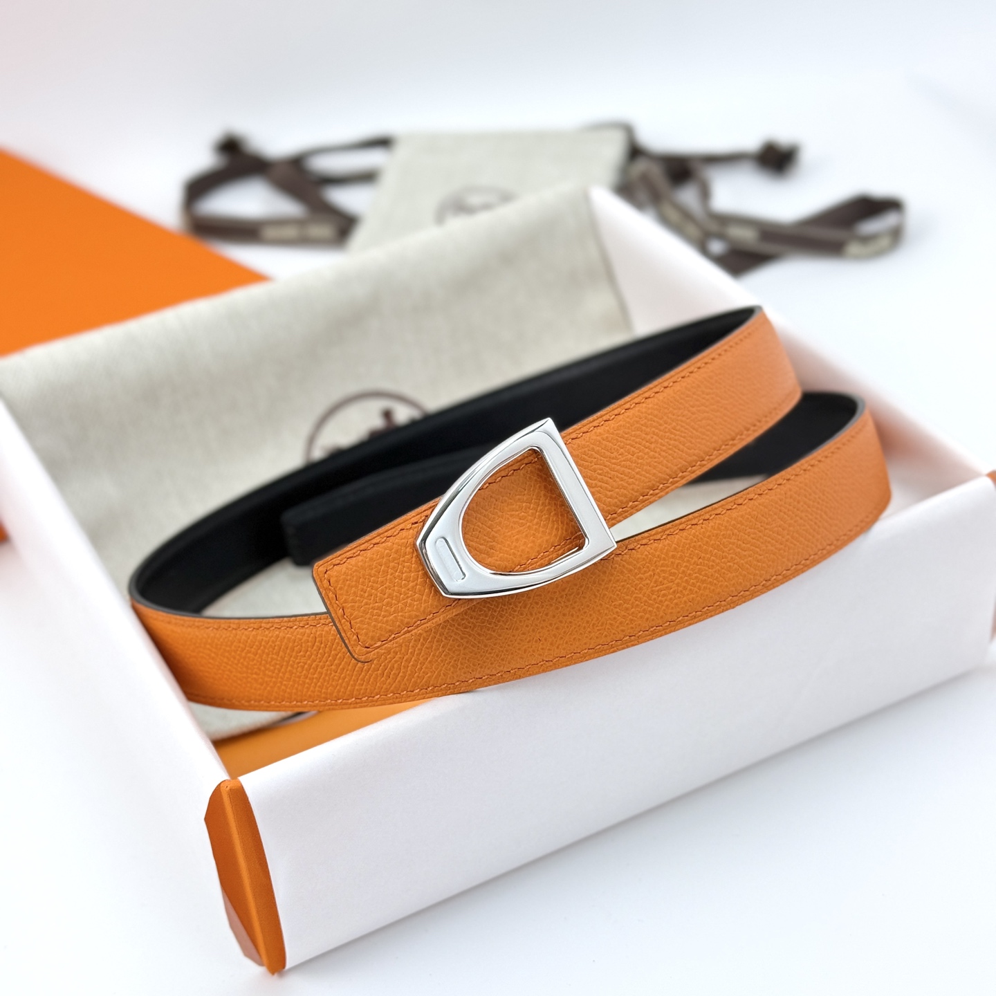 H家200🧡Cavaliere Belt-Epsom-24MM🧡爱马仕（Hermès）女款腰带以其高品质的材料、精湛的工艺和经典的设计而闻名。不仅是实用的配饰，更是彰显品味和身份的象征。无论是日常穿搭还是正式场合，都能为整体造型增添亮点。