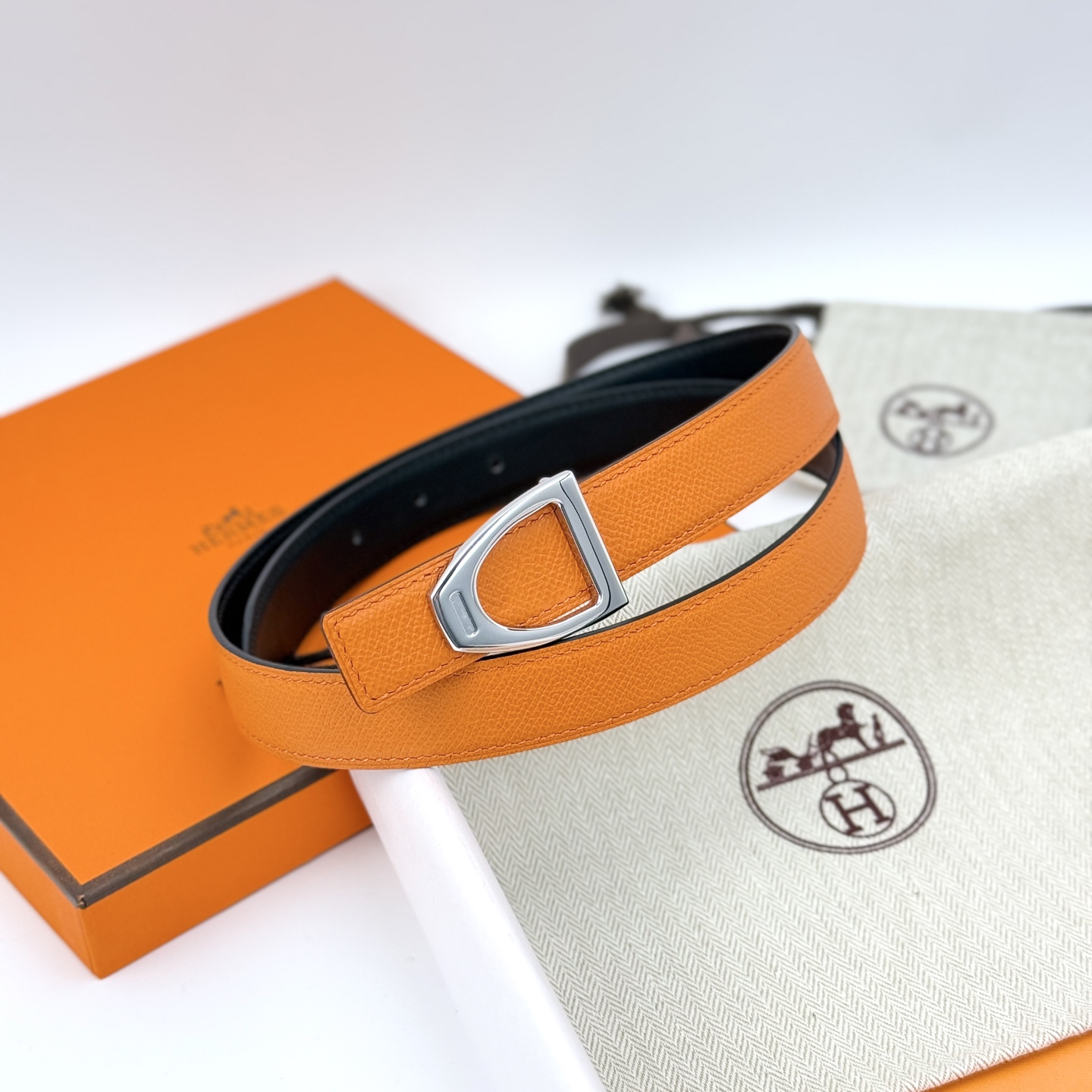 H家200🧡Cavaliere Belt-Epsom-24MM🧡爱马仕（Hermès）女款腰带以其高品质的材料、精湛的工艺和经典的设计而闻名。不仅是实用的配饰，更是彰显品味和身份的象征。无论是日常穿搭还是正式场合，都能为整体造型增添亮点。