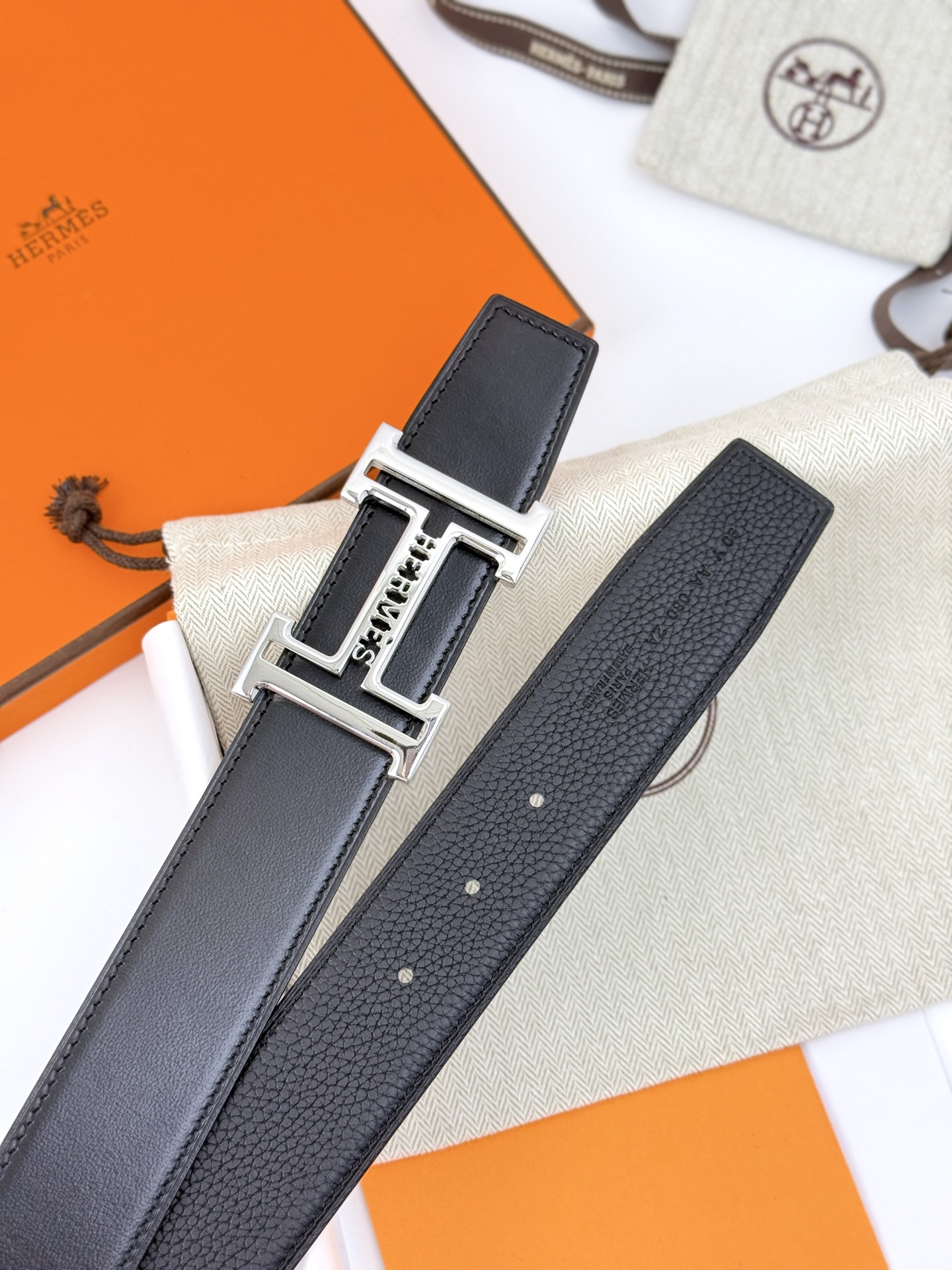 H家 Belt-Togo-38MM ❤️
爱马仕（Hermès）男款腰带以其精湛的工艺、高品质的材料和经典的设计而备受推崇，是男士时尚配饰中的顶级选择。最具标志性的设计是带有“H”标志的扣头，简约大气且极具辨识度，适合商务和休闲场合。不仅是实用的配饰，更是身份与品味的象征。无论是商务场合还是休闲穿搭，都能为整体造型增添高级感和精致感 
