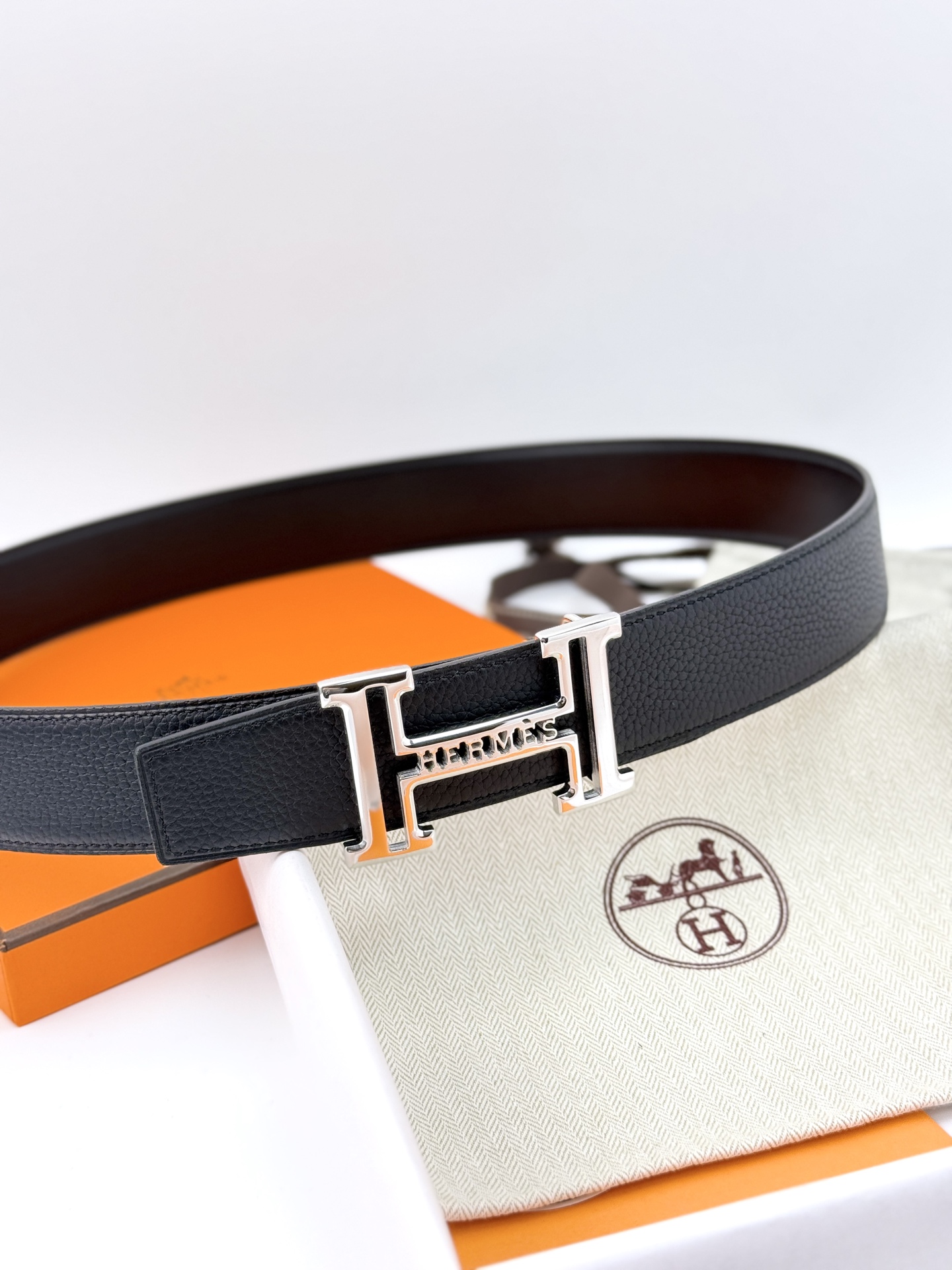 H家 Belt-Togo-38MM ❤️
爱马仕（Hermès）男款腰带以其精湛的工艺、高品质的材料和经典的设计而备受推崇，是男士时尚配饰中的顶级选择。最具标志性的设计是带有“H”标志的扣头，简约大气且极具辨识度，适合商务和休闲场合。不仅是实用的配饰，更是身份与品味的象征。无论是商务场合还是休闲穿搭，都能为整体造型增添高级感和精致感 