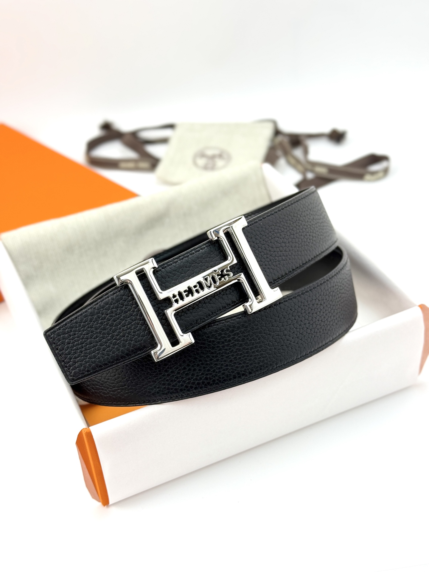 H家 Belt-Togo-38MM ❤️
爱马仕（Hermès）男款腰带以其精湛的工艺、高品质的材料和经典的设计而备受推崇，是男士时尚配饰中的顶级选择。最具标志性的设计是带有“H”标志的扣头，简约大气且极具辨识度，适合商务和休闲场合。不仅是实用的配饰，更是身份与品味的象征。无论是商务场合还是休闲穿搭，都能为整体造型增添高级感和精致感 