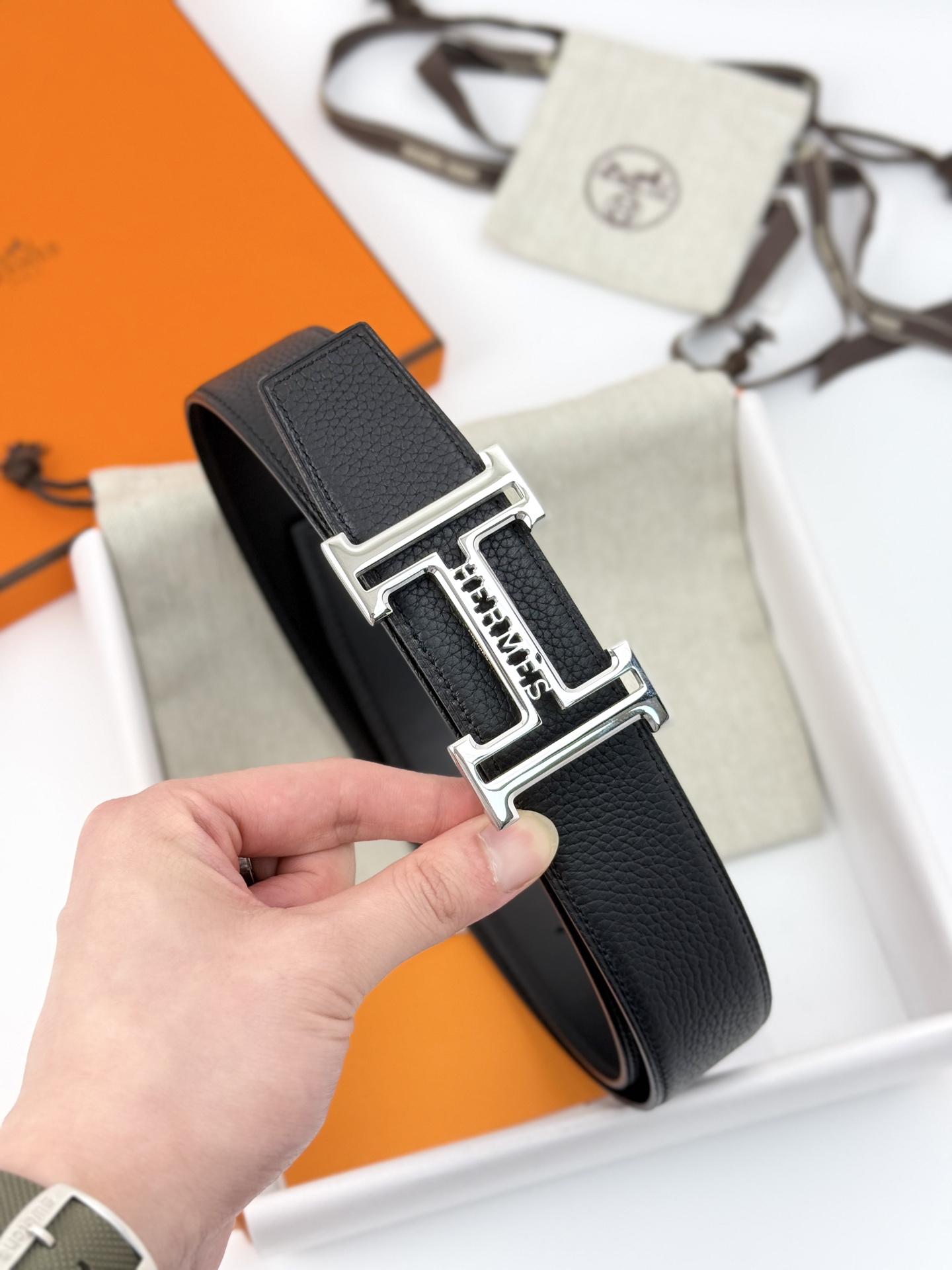 H家 Belt-Togo-38MM ❤️
爱马仕（Hermès）男款腰带以其精湛的工艺、高品质的材料和经典的设计而备受推崇，是男士时尚配饰中的顶级选择。最具标志性的设计是带有“H”标志的扣头，简约大气且极具辨识度，适合商务和休闲场合。不仅是实用的配饰，更是身份与品味的象征。无论是商务场合还是休闲穿搭，都能为整体造型增添高级感和精致感 