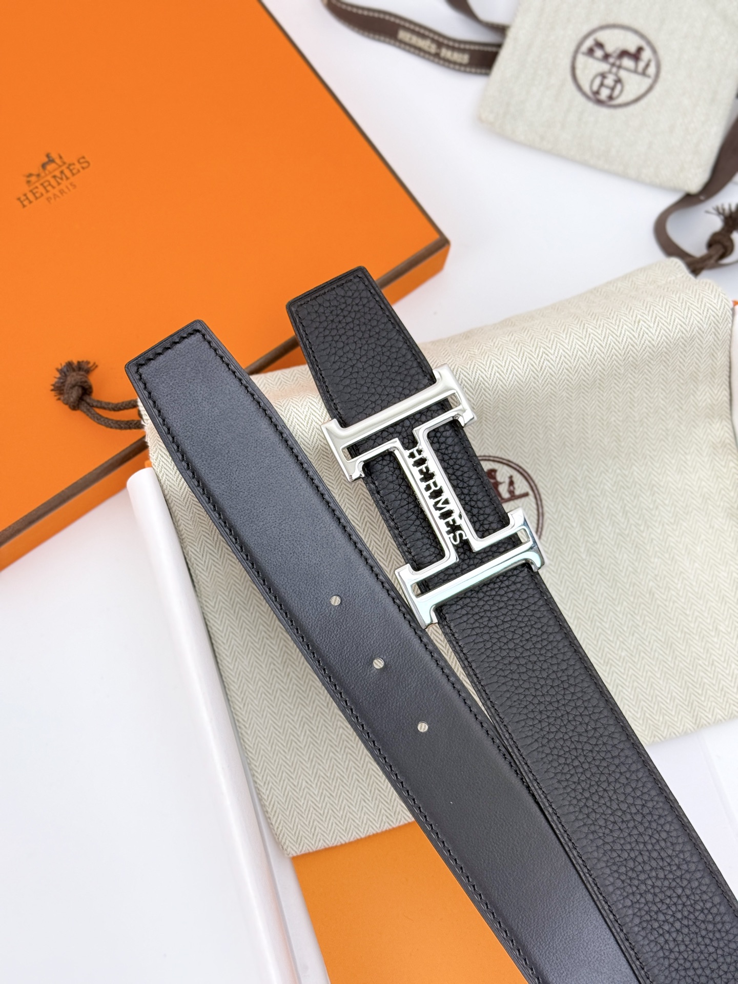 H家 Belt-Togo-38MM ❤️
爱马仕（Hermès）男款腰带以其精湛的工艺、高品质的材料和经典的设计而备受推崇，是男士时尚配饰中的顶级选择。最具标志性的设计是带有“H”标志的扣头，简约大气且极具辨识度，适合商务和休闲场合。不仅是实用的配饰，更是身份与品味的象征。无论是商务场合还是休闲穿搭，都能为整体造型增添高级感和精致感 