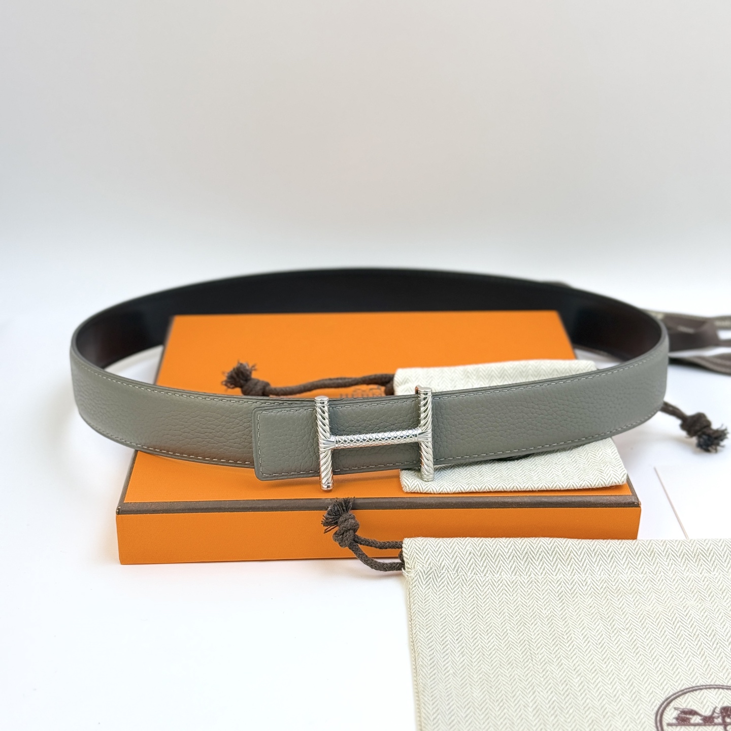 Hermès H Togo Leather Belt, 32mm - Iconic & Reversible 3 i1742705027458 3559 0 0