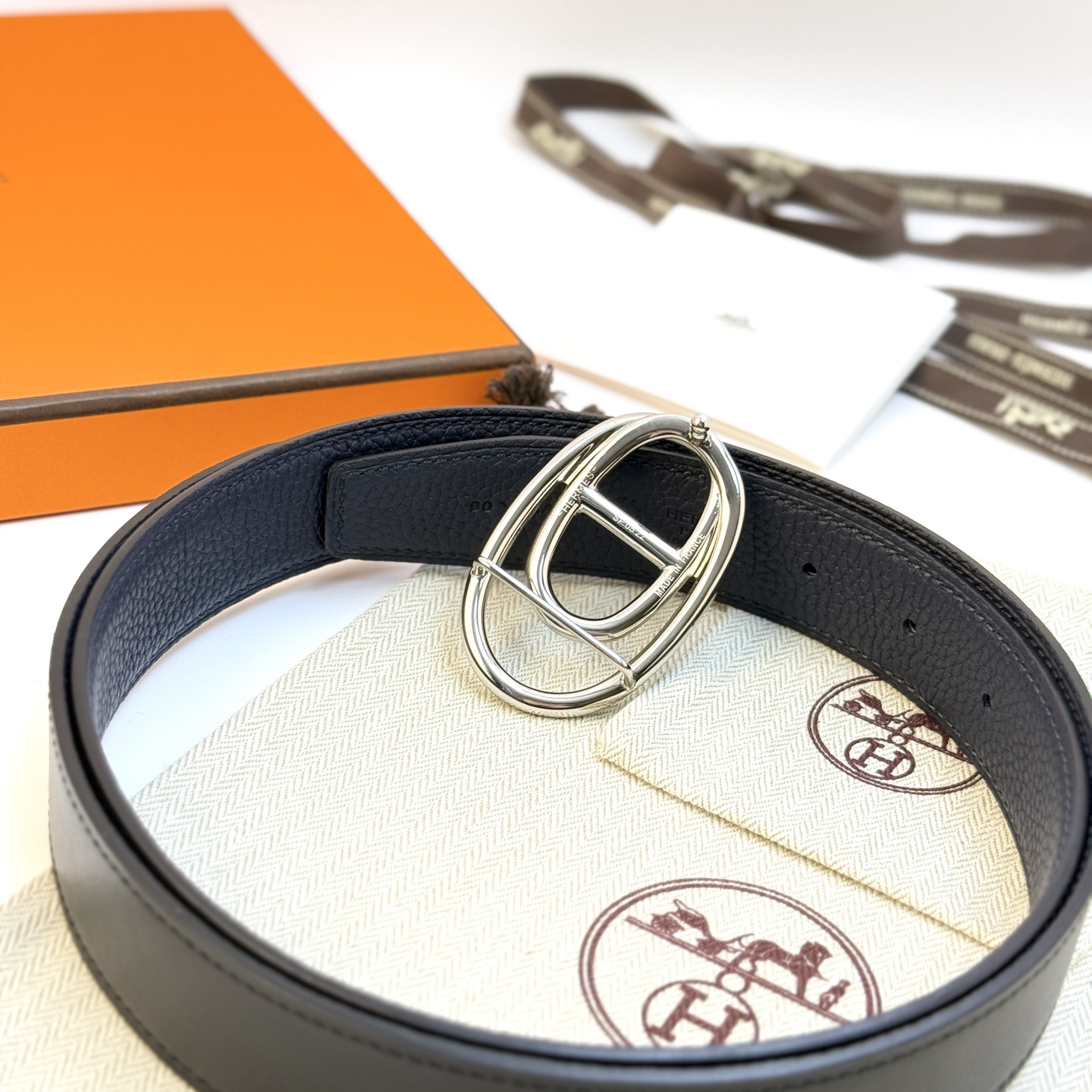 Hermès Odyssée Reversible Belt in Togo Leather, 32mm - Black/Navy, Silver Buckle 5 i1743135368882 1427 0 1