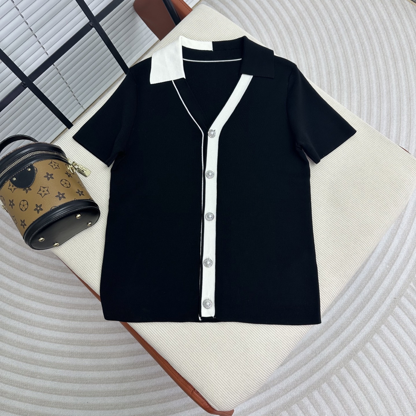 Elegant Women's Summer Knitted Top - Short Sleeve, Pearl Button, Contrast Color 2 i1741176919781 6059 0 0