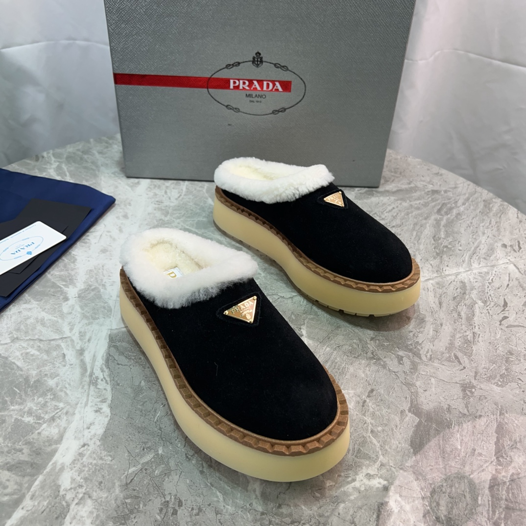 NO:613146,P's latest furry shoes, high mercerized cow suede, lining made of real wool, padded with real wool, original PU bottom, classic triangle logo, size 35-41 (customized for 41), furry shoes19860909P家最新款毛毛鞋 面高丝光牛反绒 里全真羊毛 垫全真羊毛 底原版PU底 经典三角标 size 35-41（41定做）,毛毛鞋,Women's Shoes