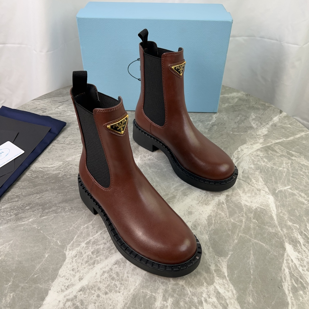 NO:613115,Women and men plus 10 P's latest model, imported grain cowhide, super soft mixed sheepskin lining, original rubber foam outsole, iconic triangle logo size: 35-45, boots, boots, cowhide, sheepskin19860909女、男加10 P家最新款 面进口粒面牛皮 里超软混种羊皮 底原版橡胶发泡大底 标志性三角标 size:35-45,靴子,boots,cowhide,sheepskin,Women's Shoes