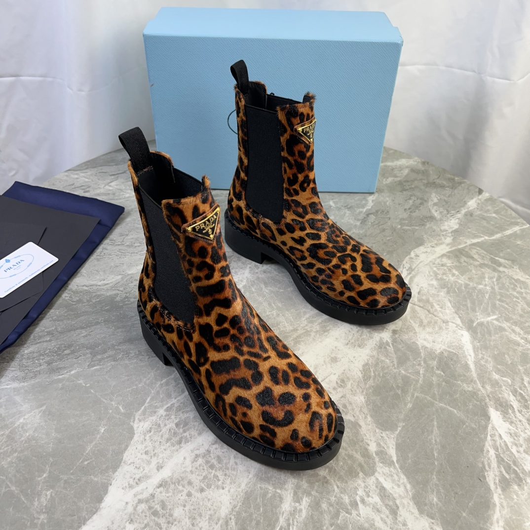 NO:613119,Women and men plus 10 P's latest model, imported horsehair lining, super soft hybrid sheepskin, original rubber foam outsole, iconic triangle logo size: 35-45, boots, boots, sheepskin19860909女、男加10 P家最新款 面进口马毛 里超软混种羊皮 底原版橡胶发泡大底 标志性三角标 size:35-45,靴子,boots,sheepskin,Women's Shoes