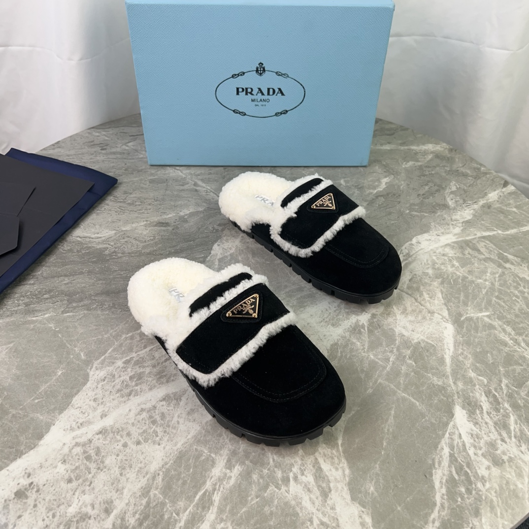 NO:613137,P's latest model, high mercerized cow suede, lining with original custom-made genuine wool, padded with genuine wool, non-slip and wear-resistant patterned rubber outsole, iconic triangle logo, original packaging, size 35-41, semi-shoes19860909P家最新款 面高丝光牛反绒 里原版定制全真羊毛 垫全真羊毛 底防滑耐磨花纹橡胶大底 标志性三角标,原版包装 size 35-41,半拖毛毛鞋,Women's Shoes