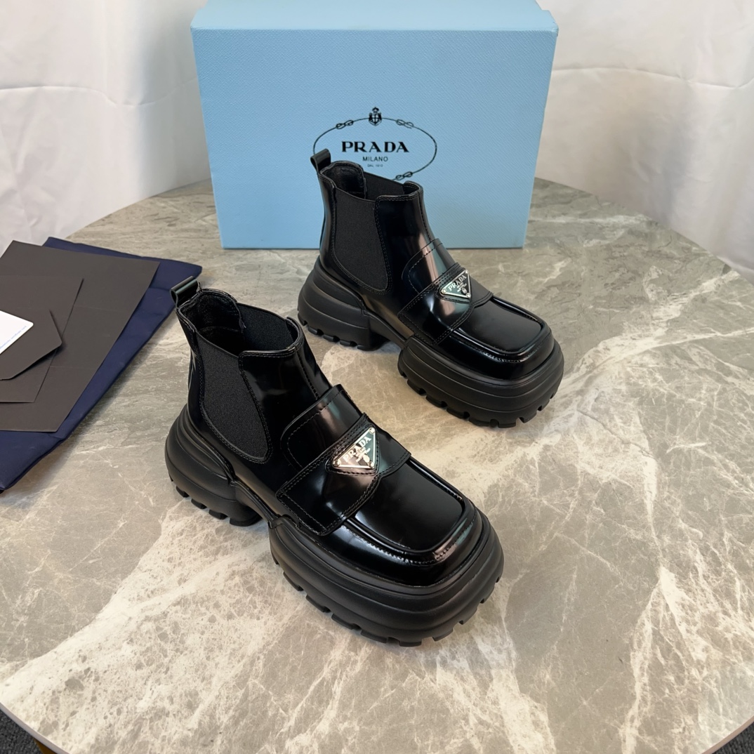 NO:613103,P's latest model, imported open edge beads, cow patent leather, super soft water-dyed cowhide inside, water-dyed cowhide pad, original foaming outsole (thickness 5.5CM), iconic triangle logo, original packaging, size 35-40 (40 customized), loafers, loafers, cowhide19860909P家最新款 面进口开边珠、牛漆皮 里超软水染牛皮 垫水染牛皮 底原版发泡工艺大底（厚5.5CM） 标志性三角标,原版包装 size 35-40（40定制）,乐福鞋,loafers,cowhide,Women's Shoes