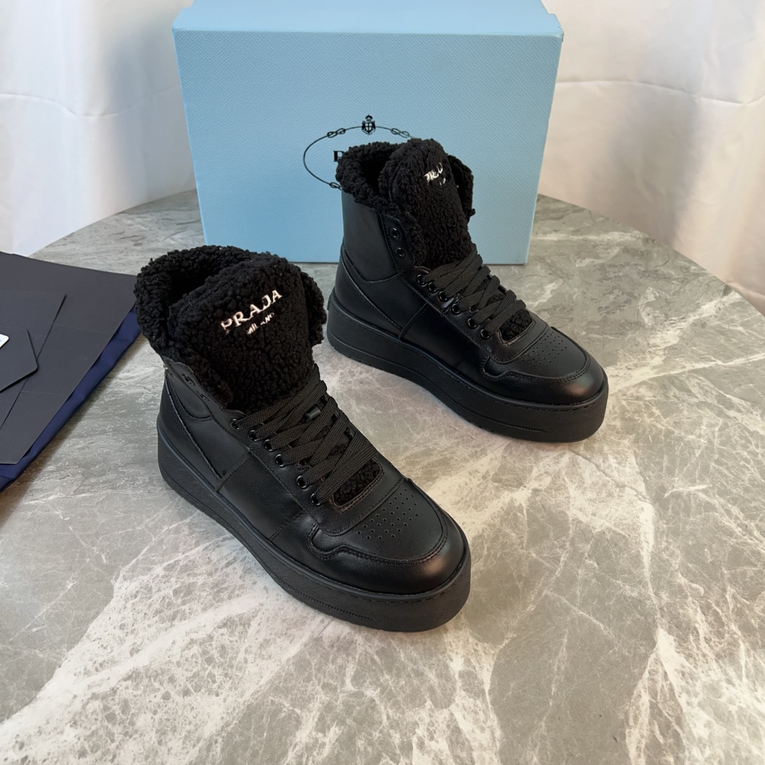 NO:613187,P's latest model, imported grained first-layer cowhide, lining with original imported wool, padded with imported wool, ultra-light foam outsole (thickness 4.5CM), iconic triangle logo, original packaging size: 35-41, snow boots, boots, cowhide19860909P家最新款 面进口粒面头层牛皮 里原版进口羊毛 垫进口羊毛 底超轻发泡工艺大底（厚4.5CM） 标志性三角标,原版包装 size:35-41,雪地靴,boots,cowhide,Women's Shoes