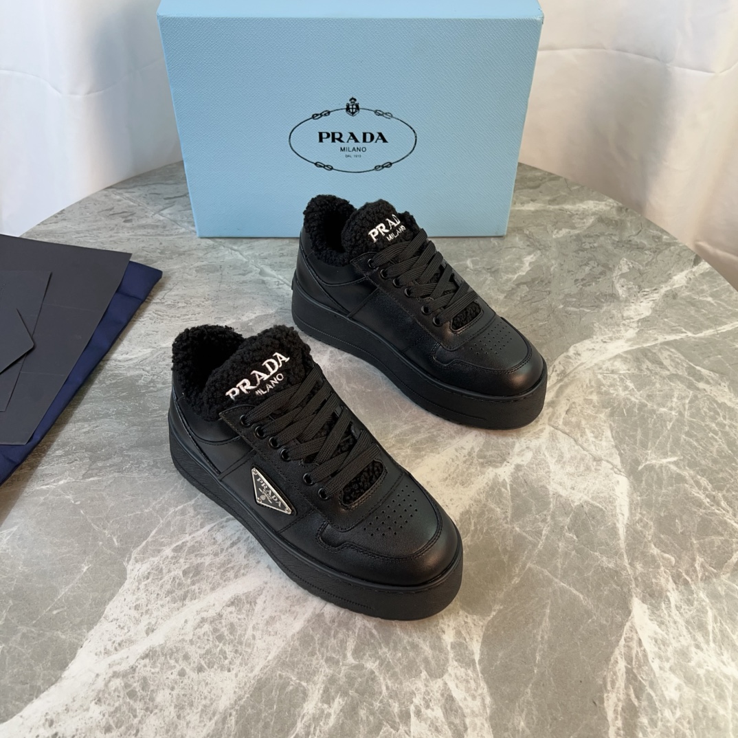 NO:613181,P's latest model, imported grained first-layer cowhide, high mercerized cow suede, lining with original imported genuine wool, padded with genuine wool, ultra-light foam outsole (thickness 4.5CM), iconic triangle logo, original packaging, size 35-41, casual shoes/sports shoes, fur shoes, sneakers, cowhide19860909P家最新款 面进口粒面头层牛皮、高丝光牛反绒 里原版进口全真羊毛 垫全真羊毛 底超轻发泡工艺大底（厚4.5CM） 标志性三角标,原版包装 size 35-41,休闲鞋/运动鞋毛毛鞋,sneakers,cowhide,Women's Shoes