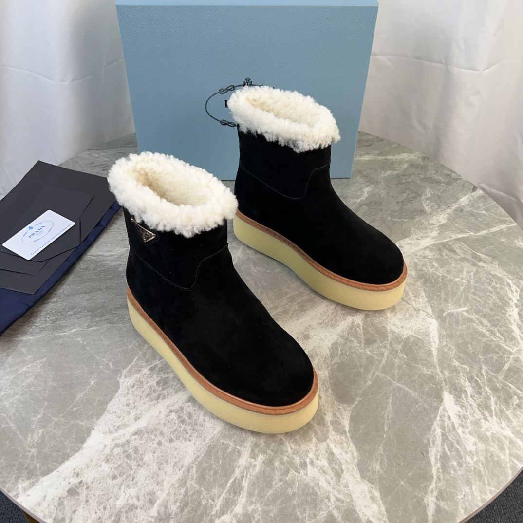 NO:613175,P's latest model, top version. Imported high-mercerized cow suede lining, fur-integrated wool lining, fur-integrated wool lining, original TPU outsole (5cm thick), iconic triangle logo, original packaging, size 35-41, snow boots, boots19860909P家最新款,顶级版本. 面进口高丝光牛反绒 里皮毛一体羊毛里 垫皮毛一体羊毛 底原版TPU大底（厚5cm) 标志性三角标,原版包装 size 35-41,雪地靴,boots,Women's Shoes