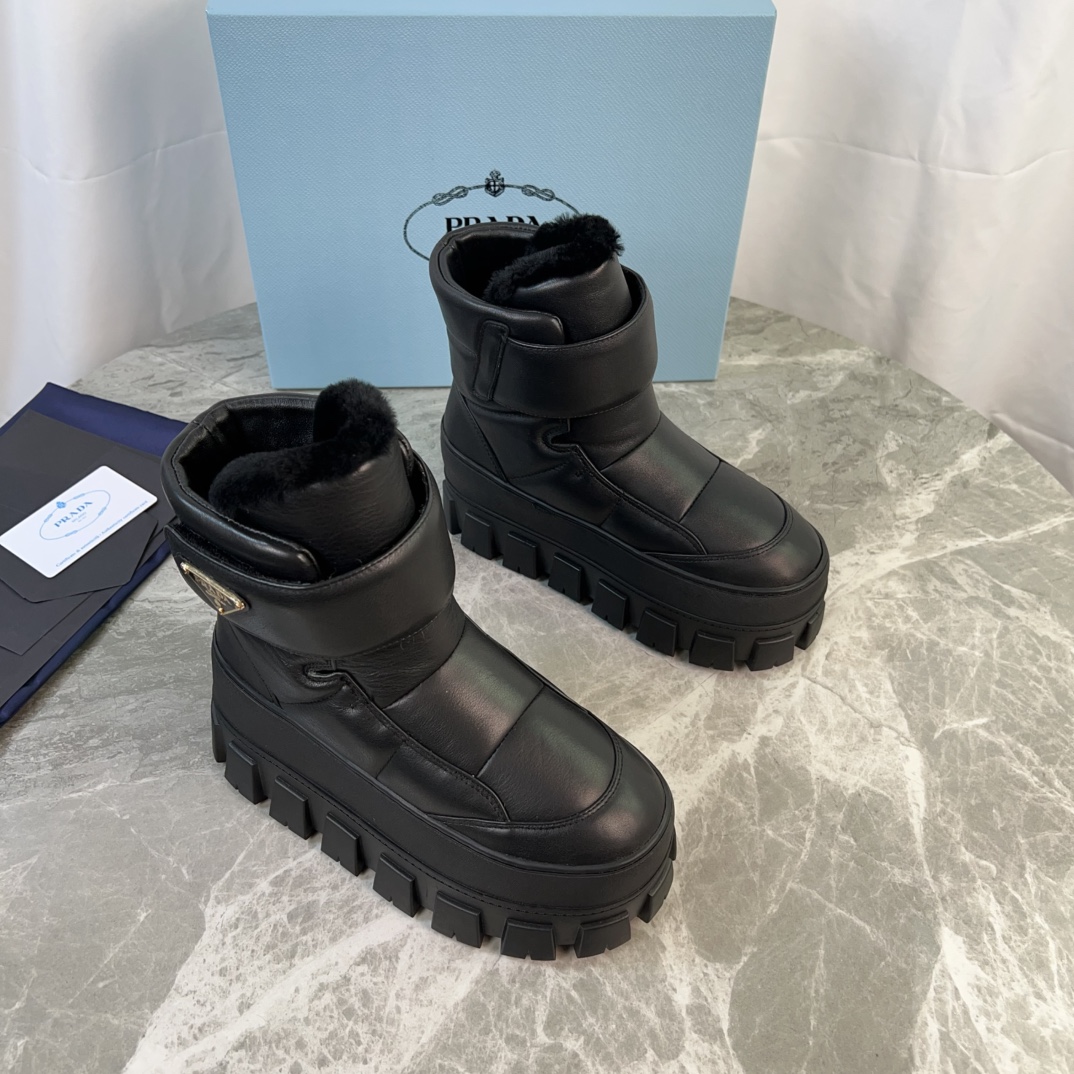 NO:498334,The latest model of P family, top version. Imported super soft cowhide, pure wool, pure wool, bottom non-slip pattern rubber bottom (4.5cm thick), iconic triangle logo, original packaging size: 35-42, snow boots, boots, cowhide19860909P家最新款,顶级版本. 面进口超软牛皮 里皮毛一体纯真羊毛 垫纯羊毛 底防滑花纹橡胶底（厚4.5cm） 标志性三角标,原版包装 size:35-42,雪地靴,boots,cowhide,Women's Shoes