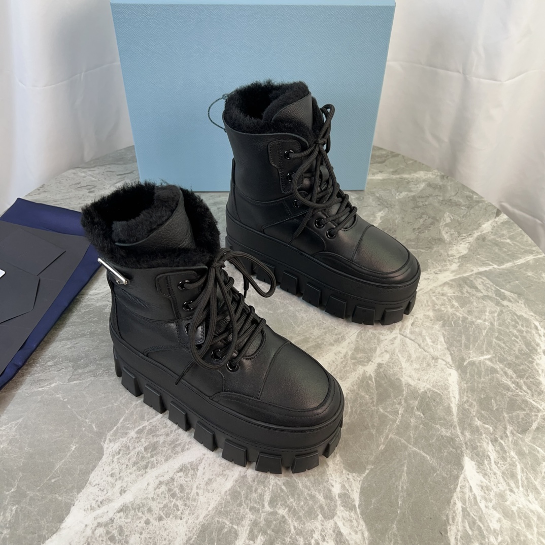 NO:498341,The latest model of P family, top version. Imported super soft cowhide + fur, inner fur, pure wool, pure wool, bottom non-slip pattern rubber bottom (4.5cm thick), iconic triangle logo, original packaging size: 35-42, snow boots, boots, cowhide19860909P家最新款,顶级版本. 面进口超软牛皮+皮毛一体 里皮毛一体纯真羊毛 垫纯羊毛 底防滑花纹橡胶底（厚4.5cm） 标志性三角标,原版包装 size:35-42,雪地靴,boots,cowhide,Women's Shoes