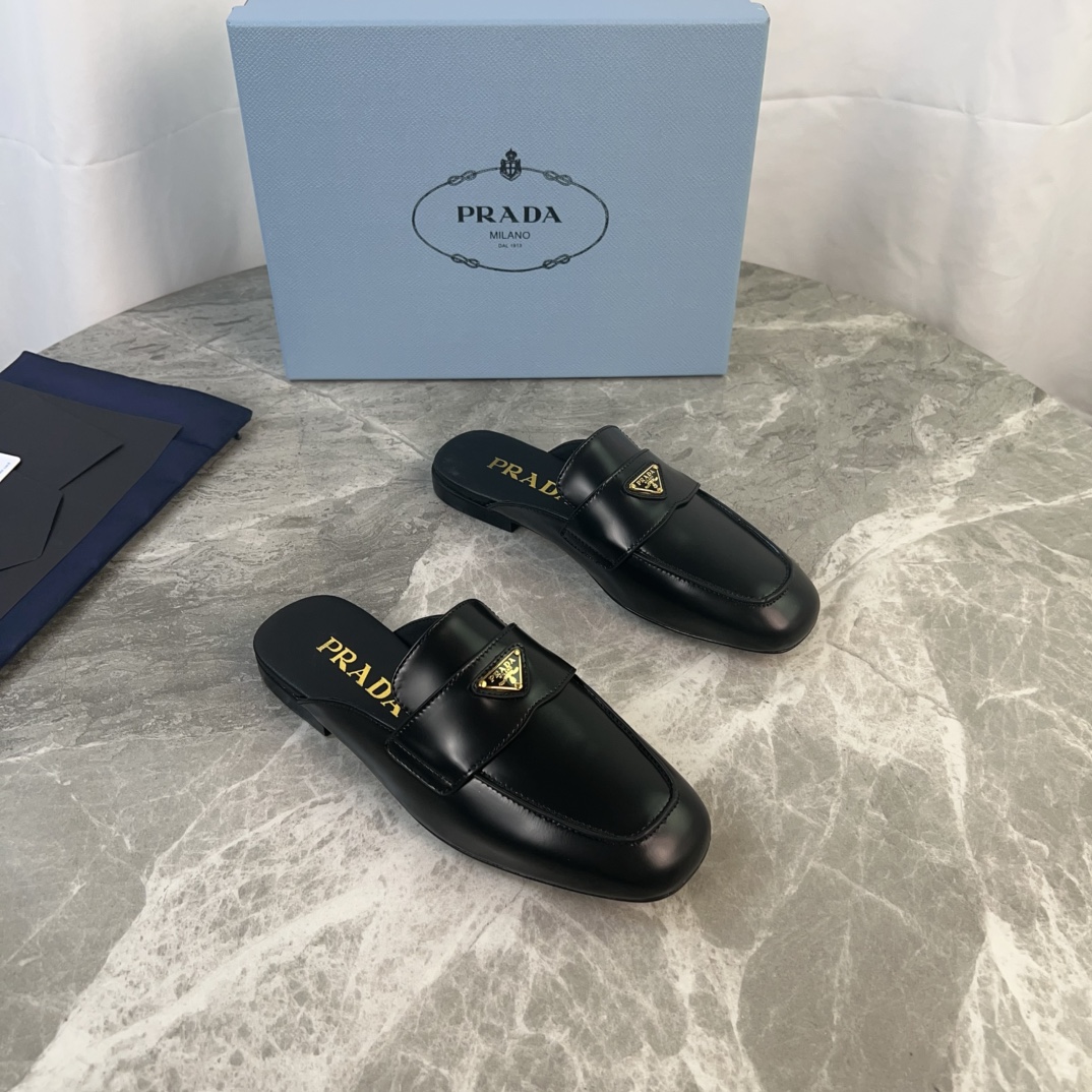 NO:236444,The latest model of P family, top version. Imported beaded cowhide with edges, super soft water dyed cowhide, original leather bottom, iconic triangle logo, original packaging size: 35-42 (customized by 41, 42), semi-torque, cowhide, Leather soles19860909P家最新款,顶级版本. 面进口开边珠牛皮 里超软水染牛皮 底原版真皮大底 标志性三角标,原版包装 size:35-42(41、42定制）,半拖,cowhide,Leather soles,Women's Shoes