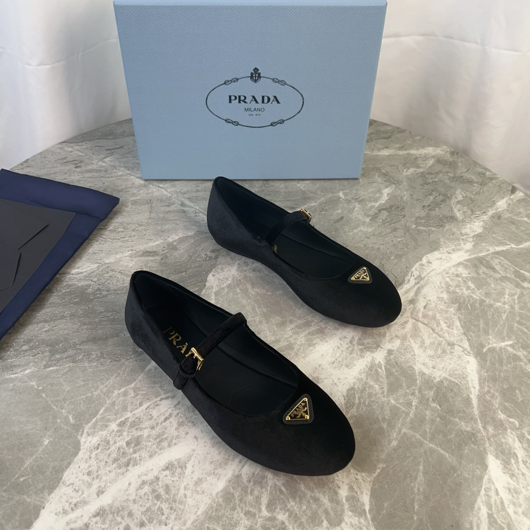 NO:424206,The latest model of P-home imported velvet, super soft water dyed cowhide, original 1:1 molded foamed bottom, iconic triangle logo, original packaging size 35-41, single shoes, cowhide19860909P家最新款 面进口天鹅绒 里超软水染牛皮 底原版1:1开模发泡底 标志性三角标,原版包装 size 35-41,单鞋,cowhide,Women's Shoes