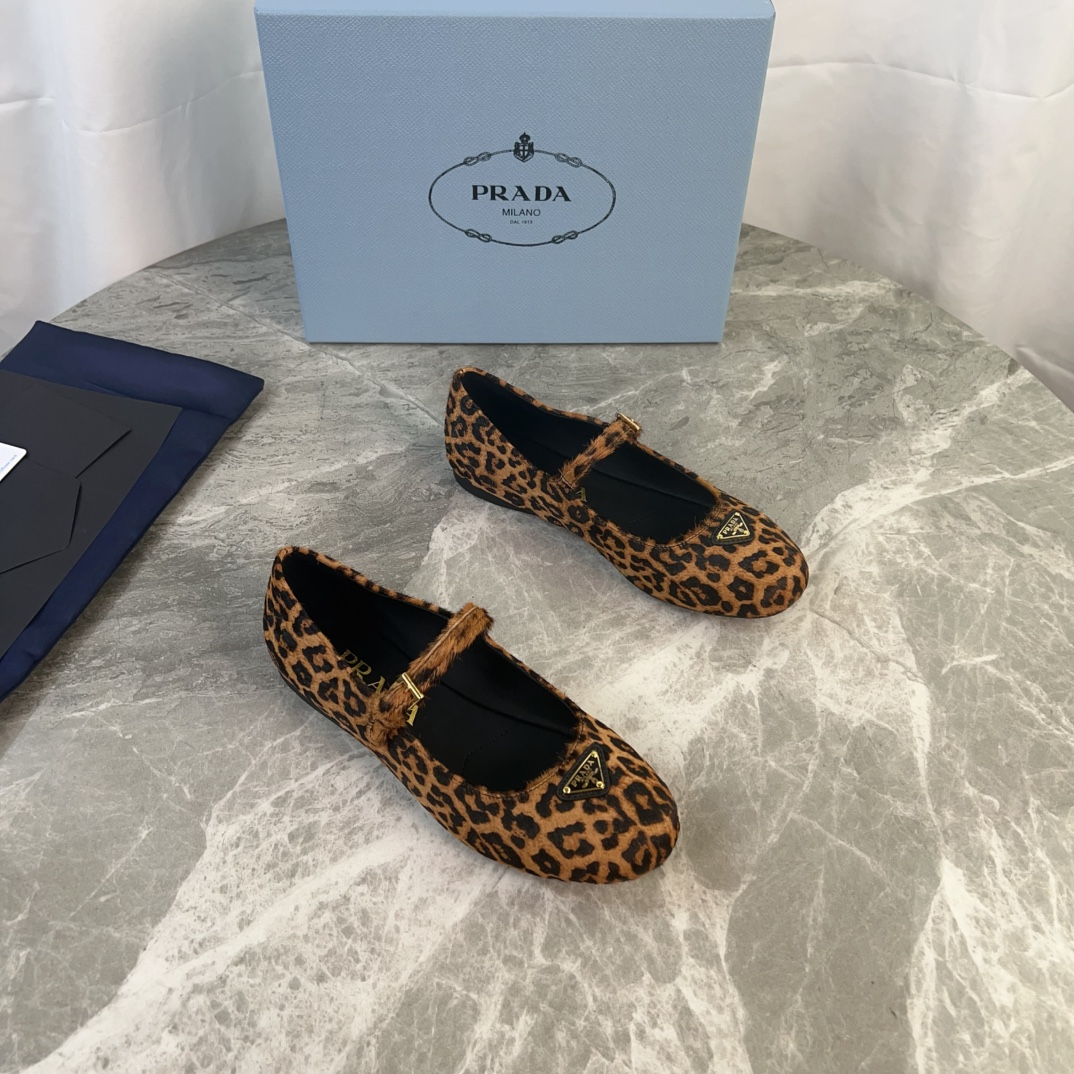 NO:424215,The latest model of P-home imported face, super soft water dyed cowhide, original 1:1 molded foamed bottom, iconic triangle logo, original packaging size 35-41, single shoes, cowhide19860909P家最新款 面进口马毛 里超软水染牛皮 底原版1:1开模发泡底 标志性三角标,原版包装 size 35-41,单鞋,cowhide,Women's Shoes