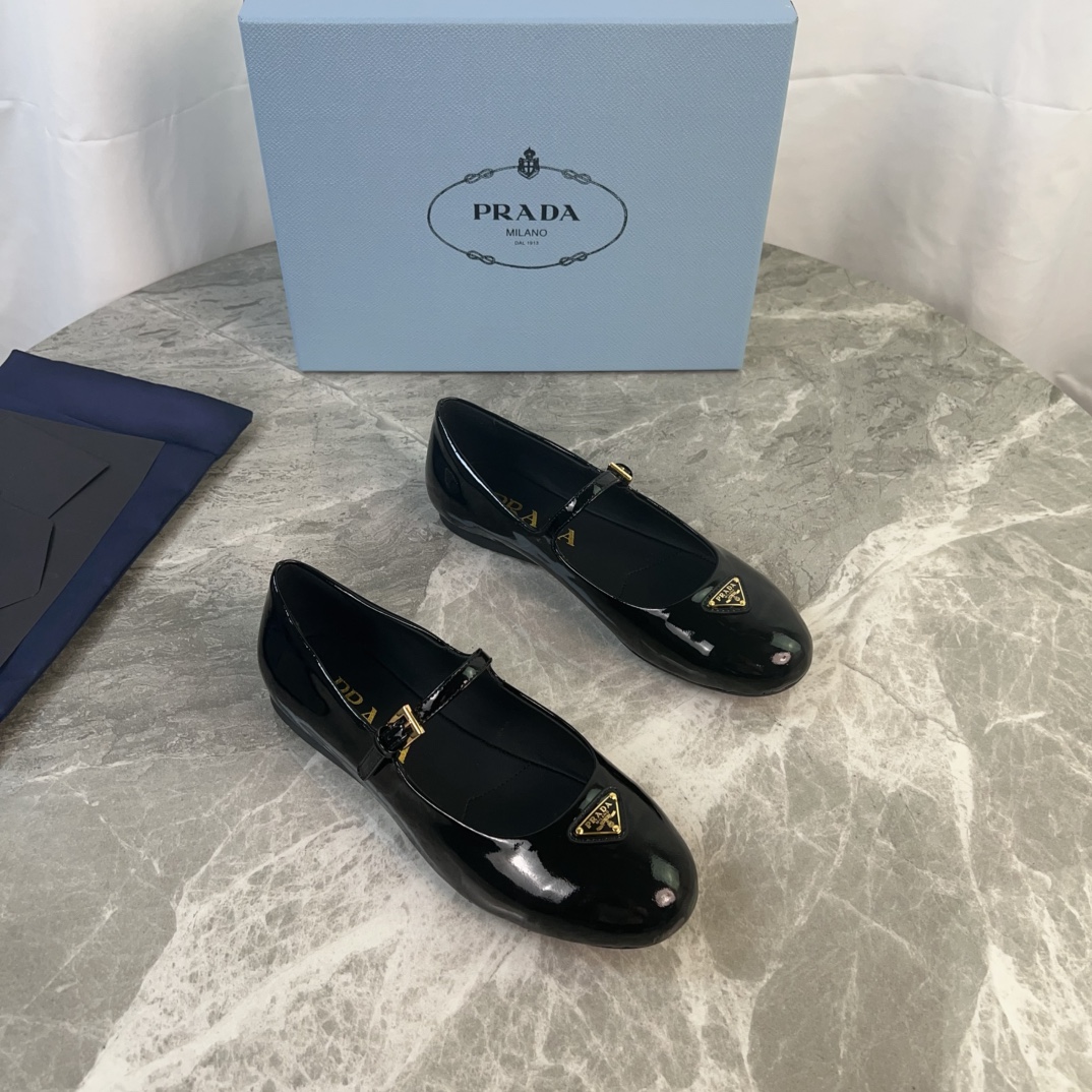 NO:424224,The latest model of P-home imported cow patent leather, super soft water dyed cow leather, original version of the original version of 1:1 molded foamed bottom, iconic triangle logo, original packaging size 35-41, single shoes, cowhide19860909P家最新款 面进口牛漆皮 里超软水染牛皮 底原版1:1开模发泡底 标志性三角标,原版包装 size 35-41,单鞋,cowhide,Women's Shoes