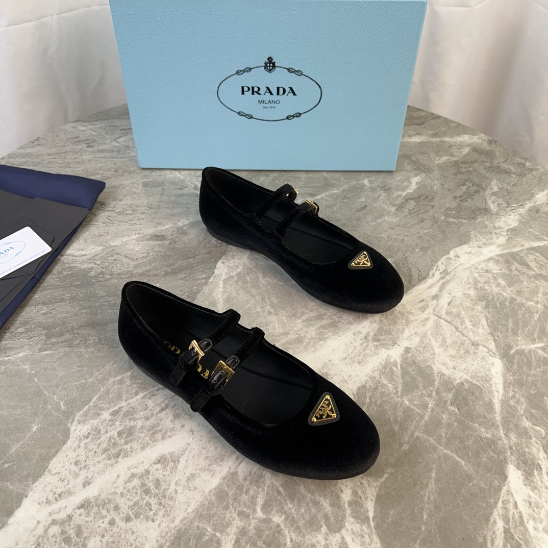 NO:167489,The latest dancing shoes for P home, imported velvet, super soft cowhide, original 1:1 mold opening foaming process outsole, iconic triangle logo, original packaging size 35-41, ballet shoes, cowhide19860909P家最新款跳舞鞋 面进口天鹅绒 里超软牛皮里 底原版1:1开模发泡工艺大底 标志性三角标,原版包装 size 35-41,芭蕾舞鞋,cowhide,Women's Shoes