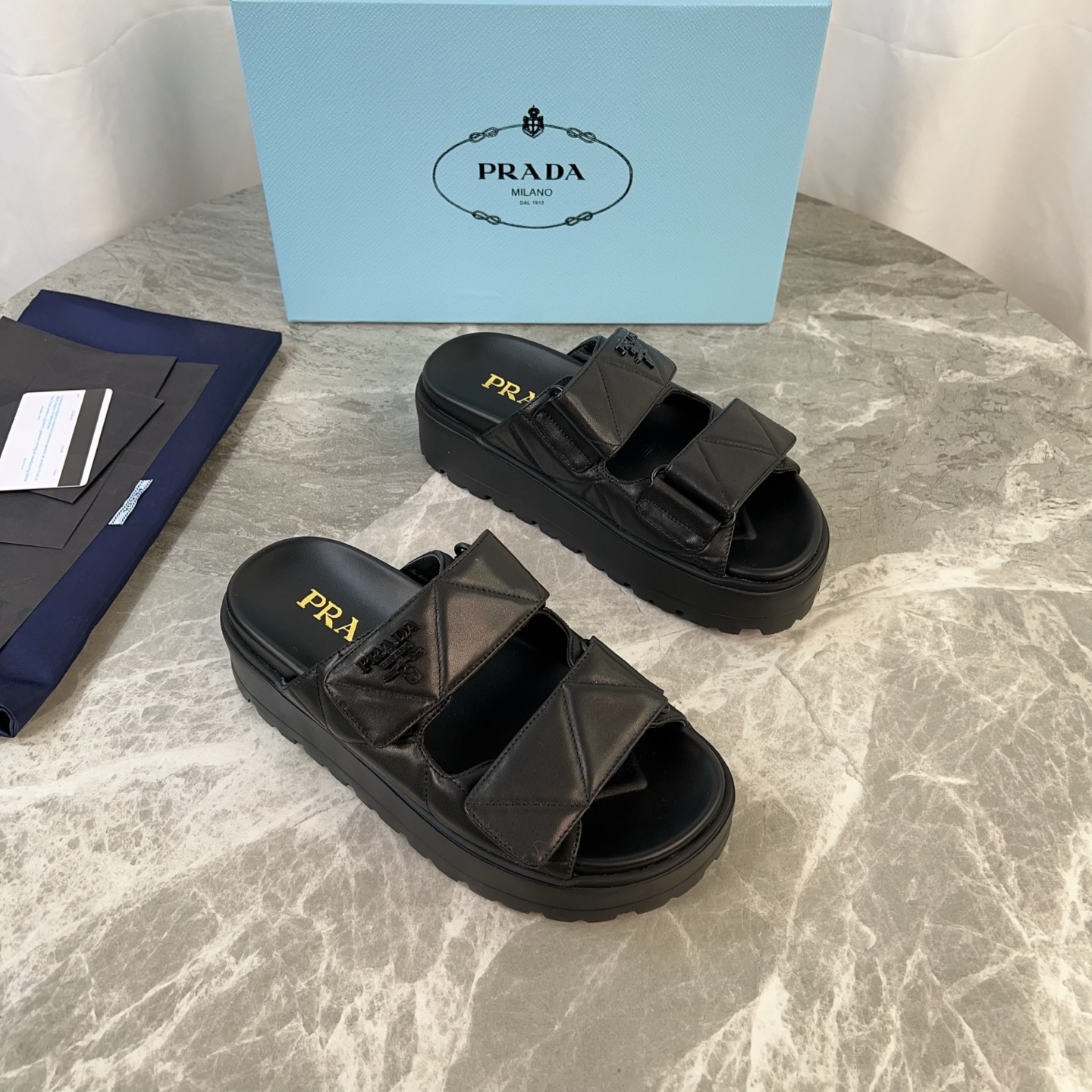 NO:236437,The latest style of P-home imported sheepskin with super soft sheepskin with super light foam sole original packaging size: 35-41, slippers, slippers, sheepskin19860909P家最新款 面进口羊皮 里超软羊皮里 底超轻发泡大底 原版包装 size :35-41,拖鞋,slippers,sheepskin,Women's Shoes