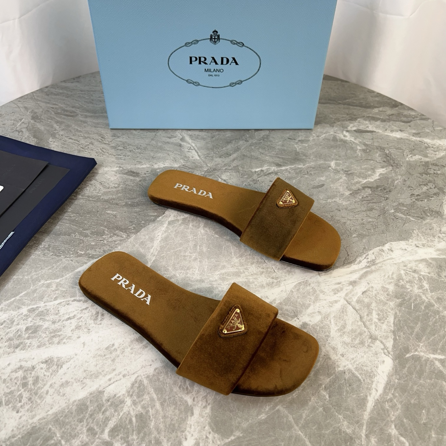 NO:236439,The latest model of P home, original silk noodles, super soft mixed-bred sheepskin, sole Italian leather outsole, original packaging size: 35-42 (customized by 41, 42), slippers, slippers, sheepskin, real silk, Leather soles19860909P家最新款 面原版真丝面 里超软混种羊皮 底意大利真皮大底 原版包装 size:35-42(41、42定制）,拖鞋,slippers,sheepskin,real silk,Leather soles,Women's Shoes