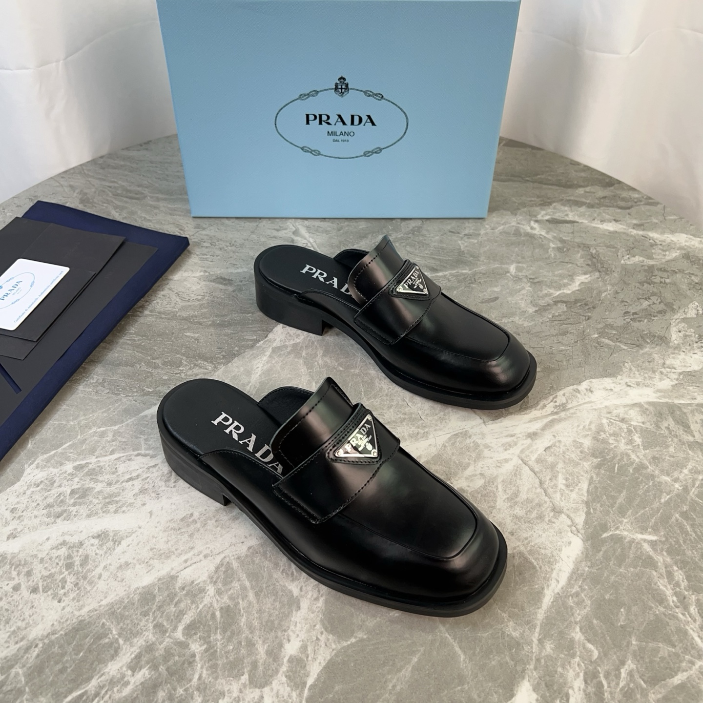 NO:236434,The latest model of P-home imported side beads and cow patent leather, super soft cow leather, base original mold molding wear-resistant base, iconic triangle mark, original packaging size: 35-41, semi-torch, cowhide19860909P家最新款 面进口开边珠、牛漆皮 里超软牛皮 底原版开模成型耐磨底 标志性三角标 原版包装 size:35-41,半拖,cowhide,Women's Shoes