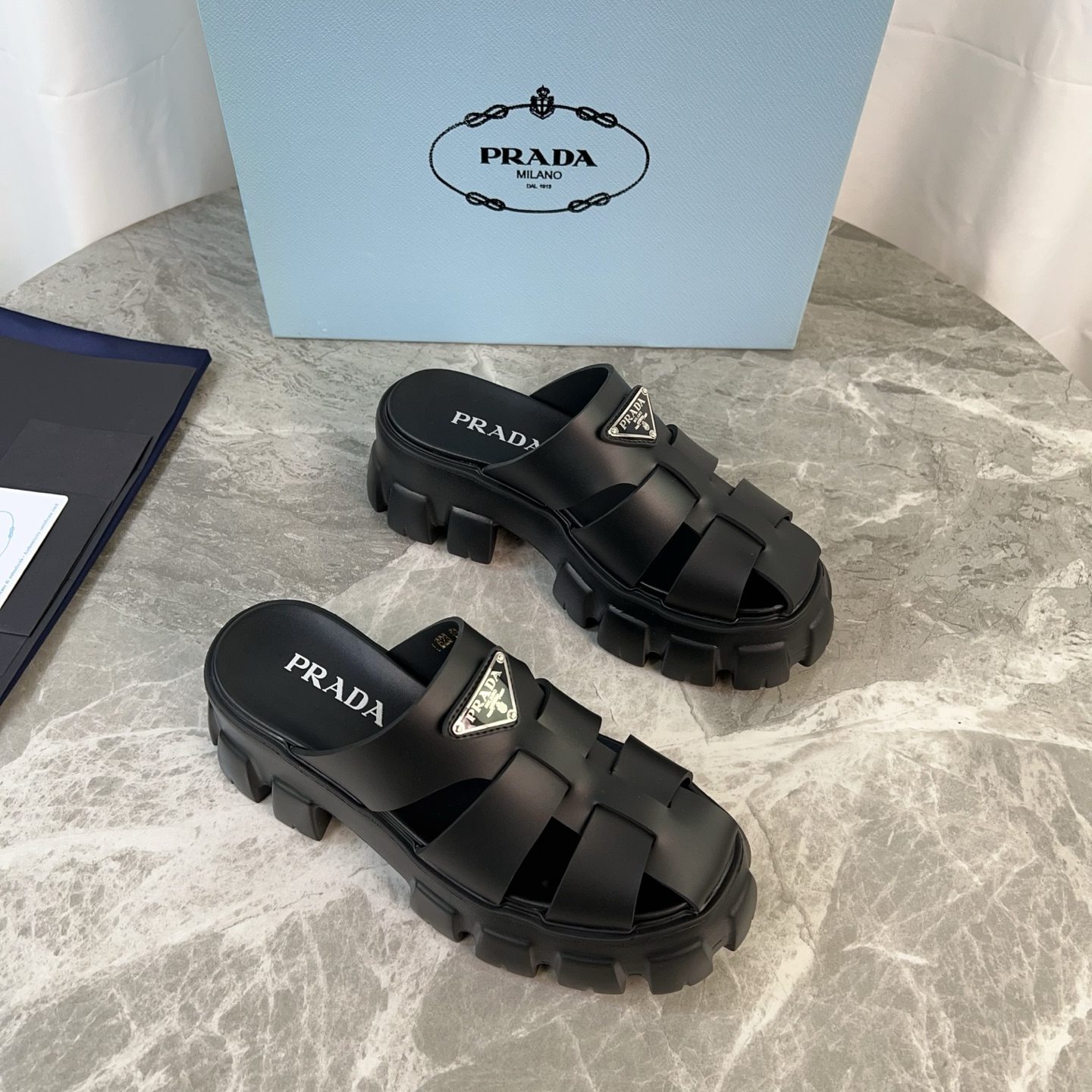 NO:229337,Pjia’s latest model, original cutting process rubber upper, ultra-light foamed sole (5.5cm thick), iconic triangle mark, original packaging size 35-41, semi-torque19860909P家最新款 面原版切割工艺橡胶鞋面 底超轻发泡底（厚5.5cm） 标志性三角标,原版包装 size 35-41,半拖,Women's Shoes