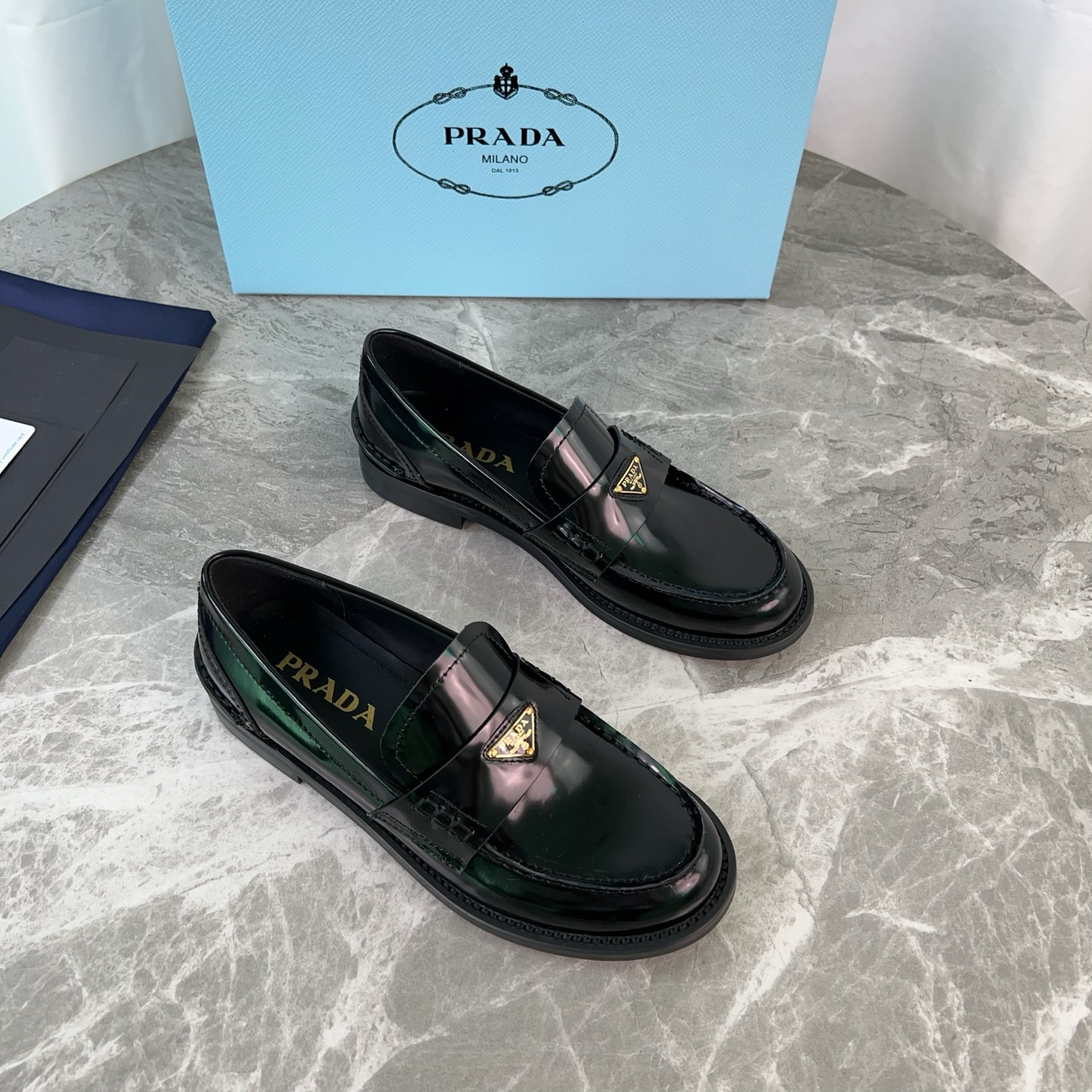 NO:229342,The latest model of P-home imported beaded cowhide, super soft water dyed cowhide, original rubber sole, iconic triangle logo, original packaging size: 35-41, loafers, loafers, cowhide19860909P家最新款 面进口开边珠牛皮 里超软水染牛皮 底原版橡胶底 标志性三角标,原版包装 size:35-41,乐福鞋,loafers,cowhide,Women's Shoes